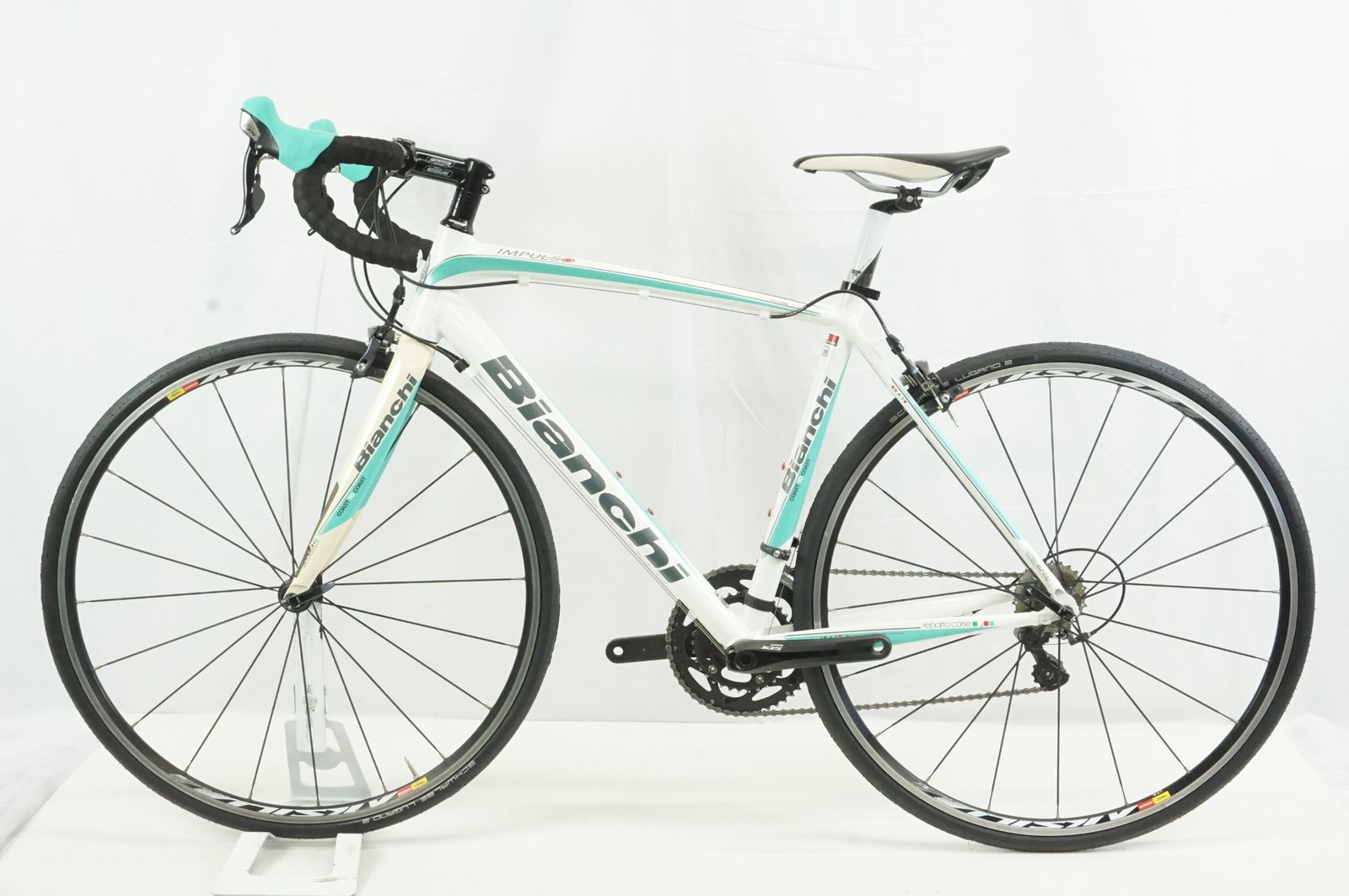美車 ビアンキ(レディースモデル)ロードバイク 軽くて 女性片手持てる