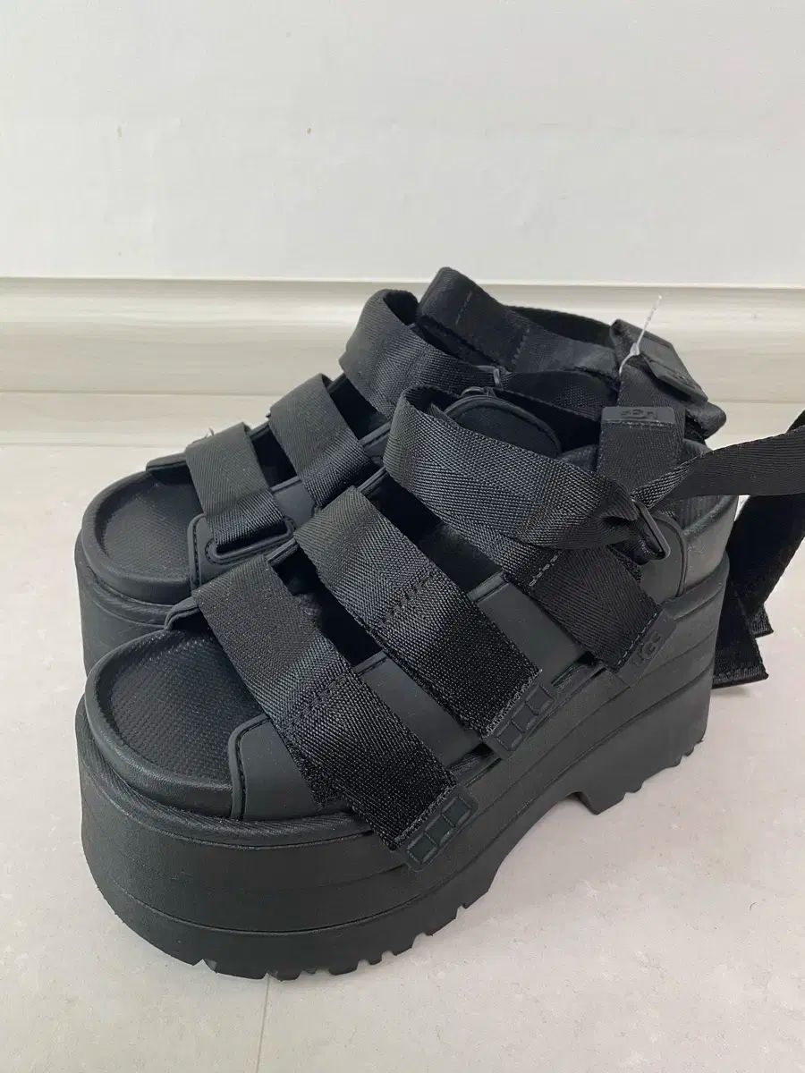 UGG UGG アグ ゴールデングロー ハイ フラットフォーム ストラップ スライド サンダル 240mm