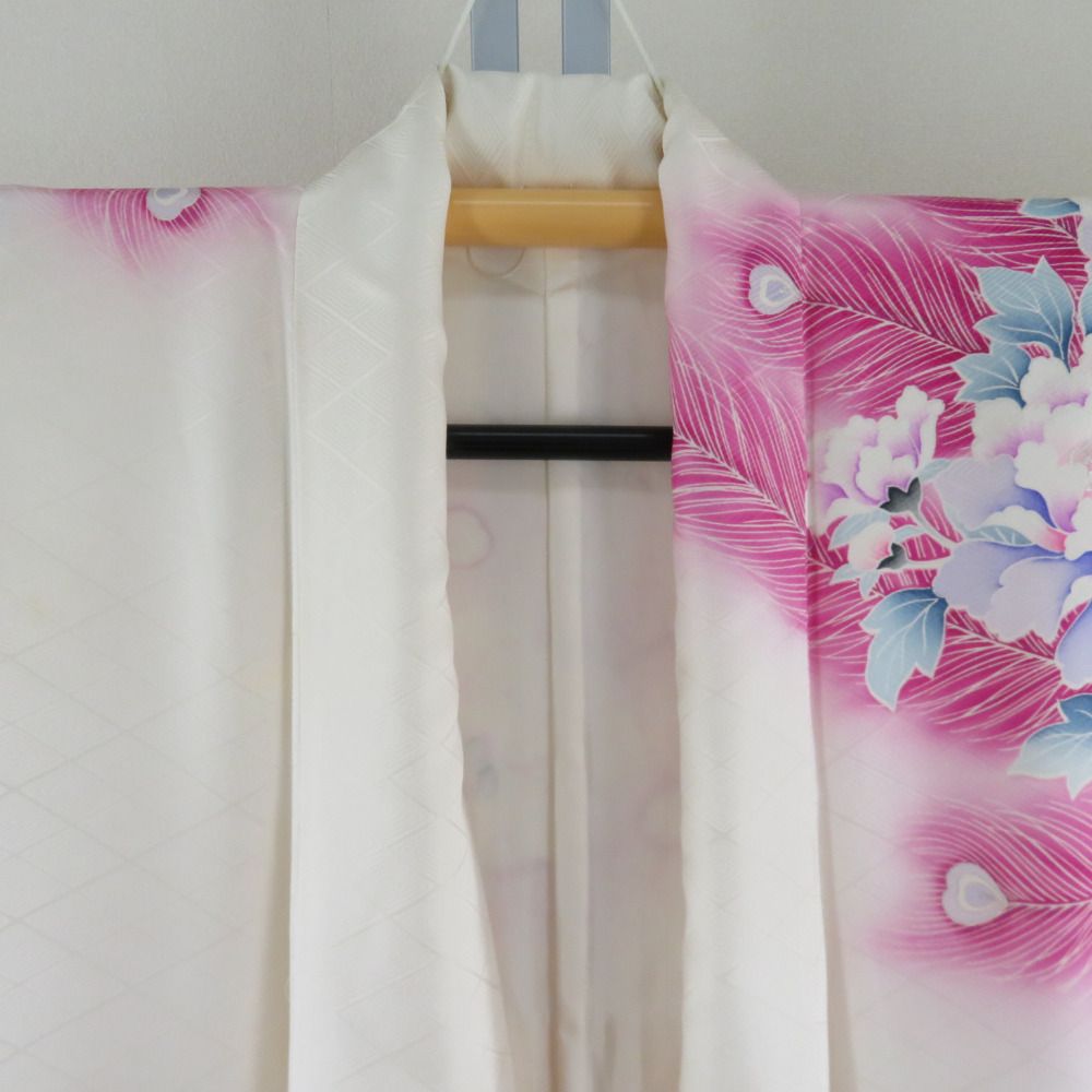 振袖 白色ｘピンク色ｘ紫色 刺繍入り 牡丹に孔雀の羽根文様 ぼかし染め 正絹 袷 広衿 成人式 仕立て上がり 身丈161cm 【キモノオフ野々市若松店】 振袖 白色xピンク色x紫色 刺繍入り 牡丹に孔雀の羽根文様 ぼかし染め