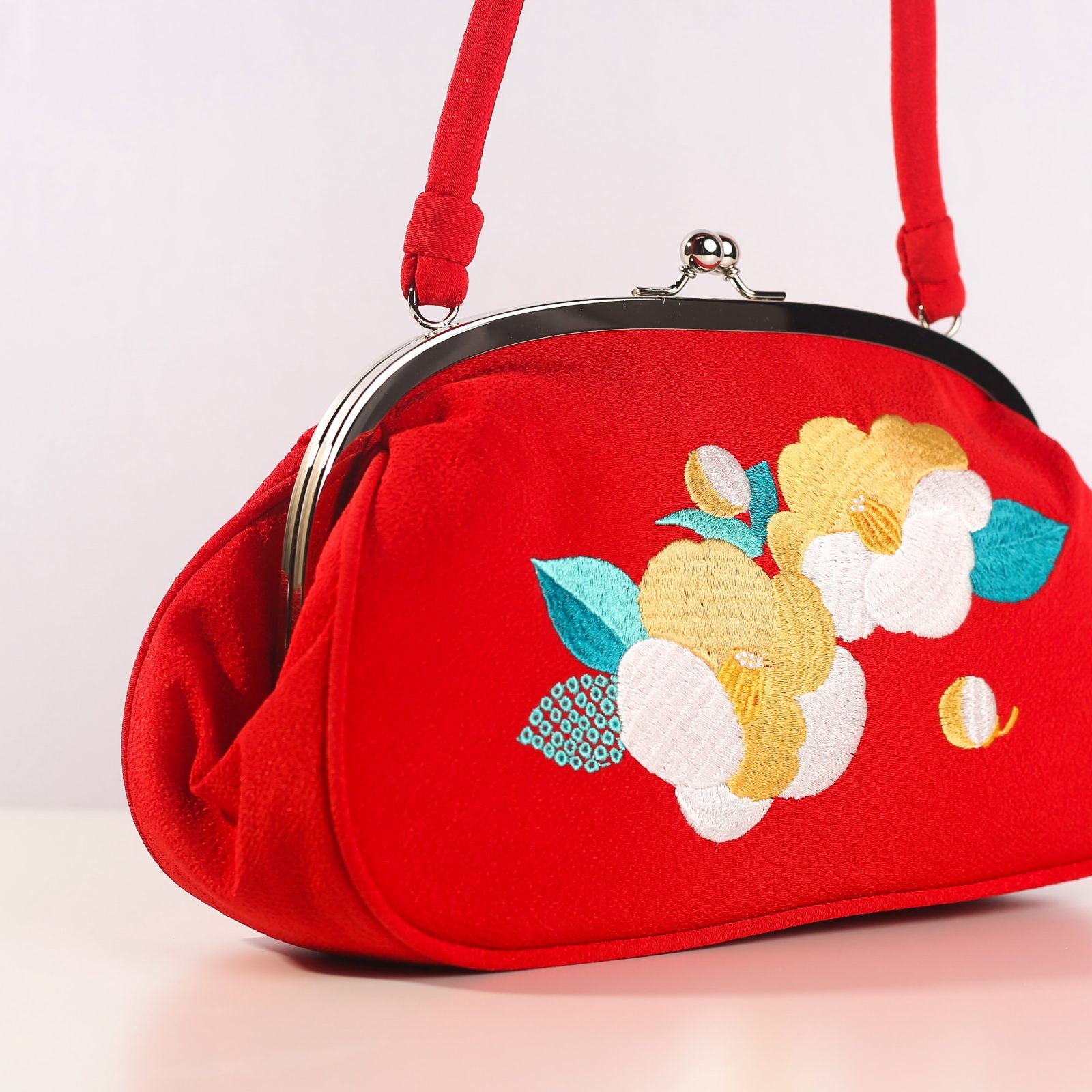 赤い花柄刺繍 和装用バッグと草履 成人式 赤色花柄刺繍和装用バッグと草履セット 赤色刺繍和装用