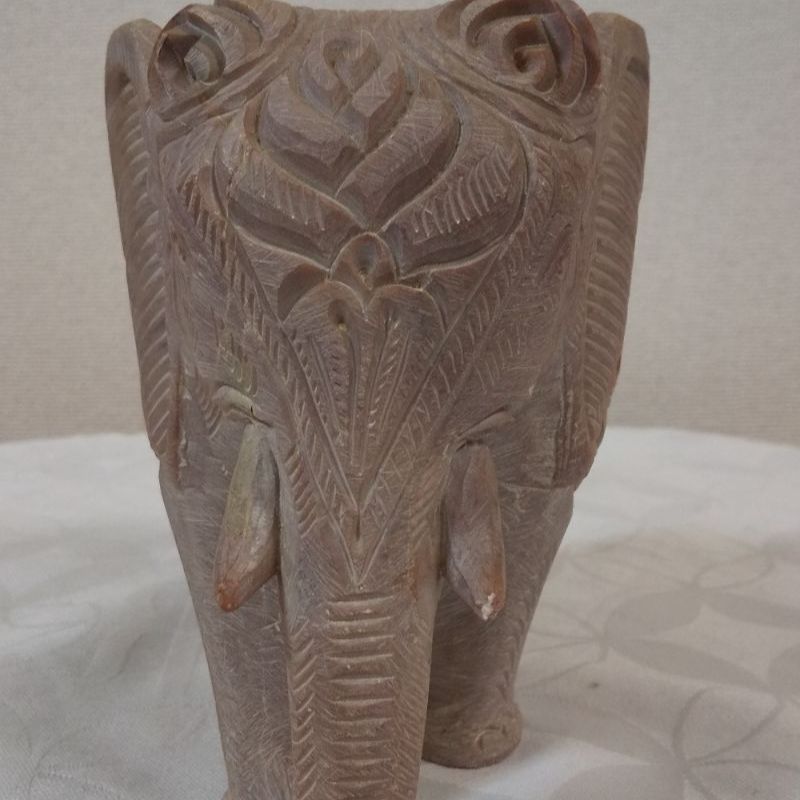 インド工芸品インド象透かし彫り入り子象細工石象縁起物置物 - メルカリ
