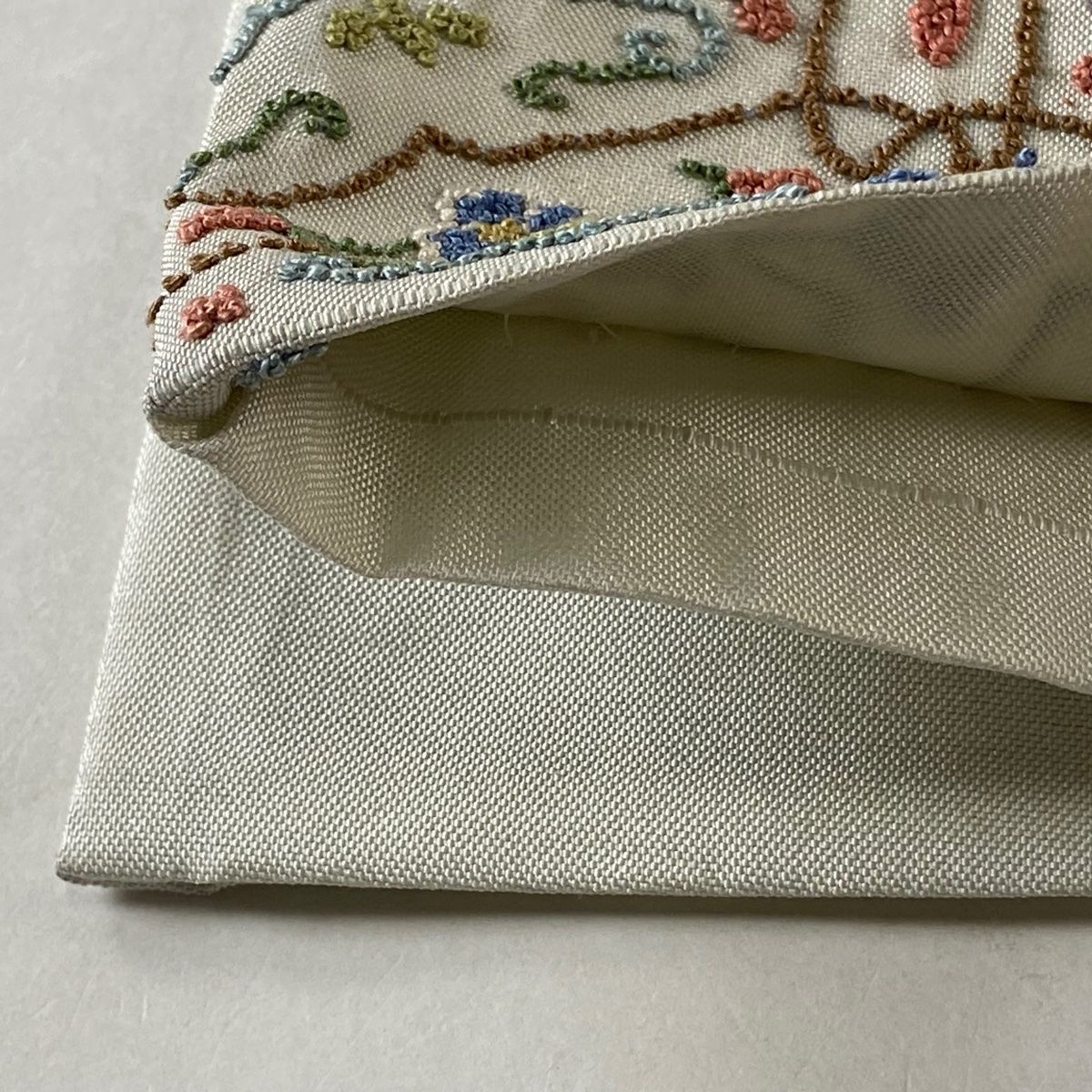 袋帯 逸品 華文 草花 相良刺繍 六通 正絹 袋帯 逸品 華文 草花 相良刺繍 灰色 お太鼓柄 正絹 【中古