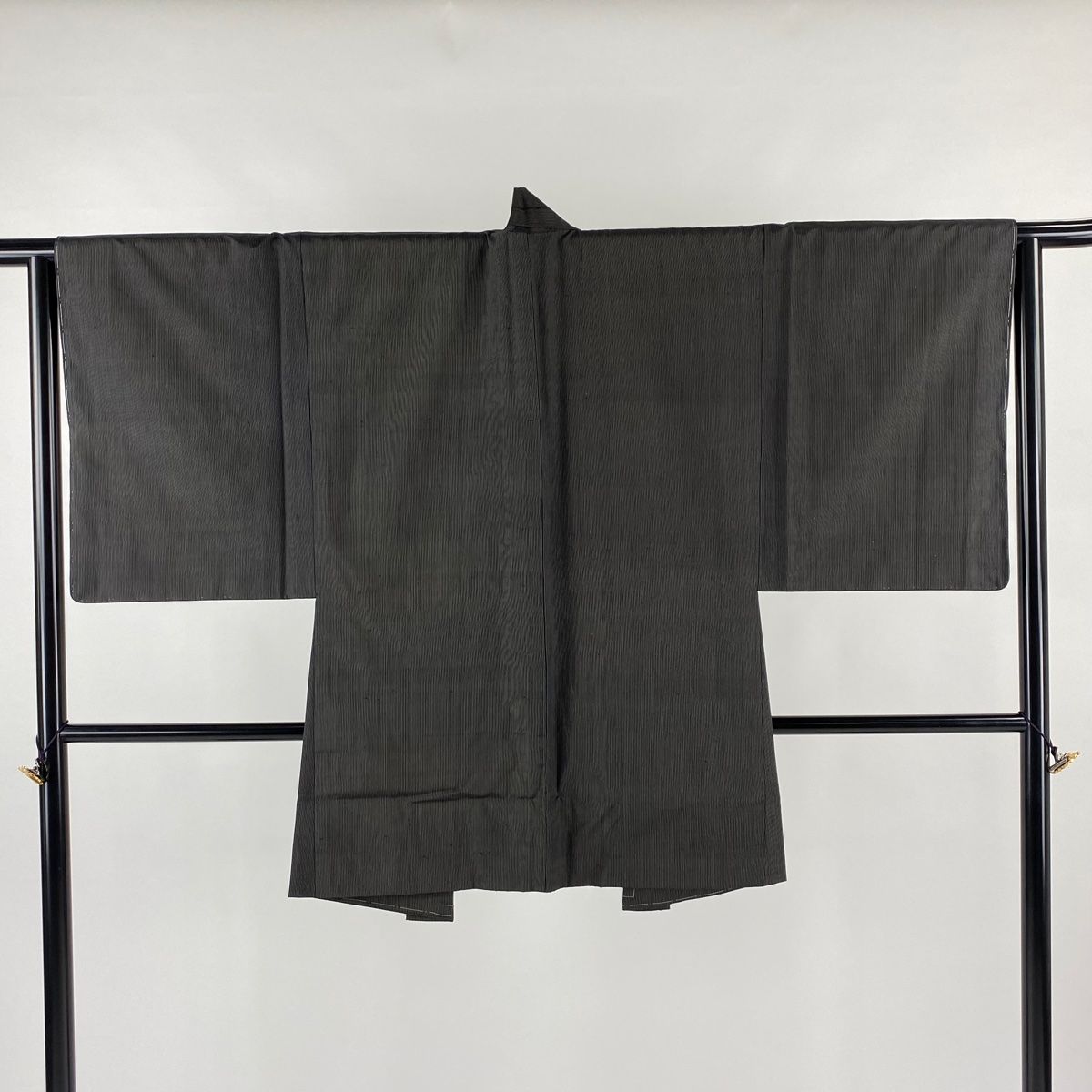 未使用品 紬 黒 葡萄唐草 身丈169.5cm 裄丈69.0cm 袷 正絹 未使用品 紬 黒 葡萄唐草 身丈169.5cm 裄丈69.0cm 袷 正絹