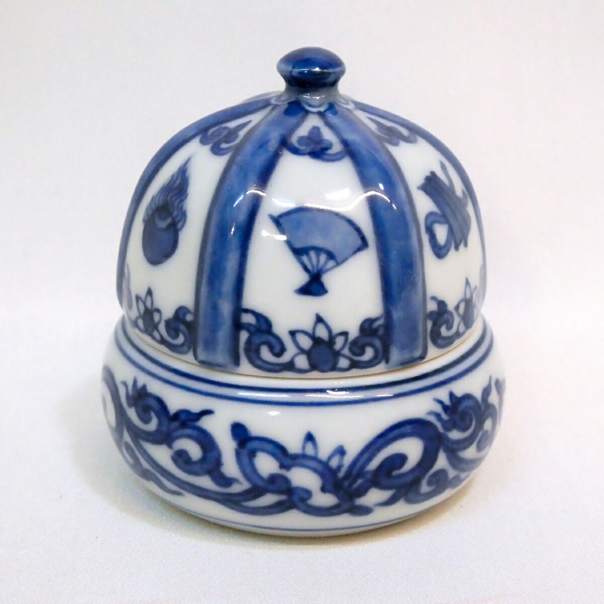 形物香合】眞葛焼 宮川香斎(真葛香斎)作 祥瑞筋兜香合 染付 形物香合】眞葛焼 宮川香斎(真葛香斎)作 祥瑞筋兜香合 染付