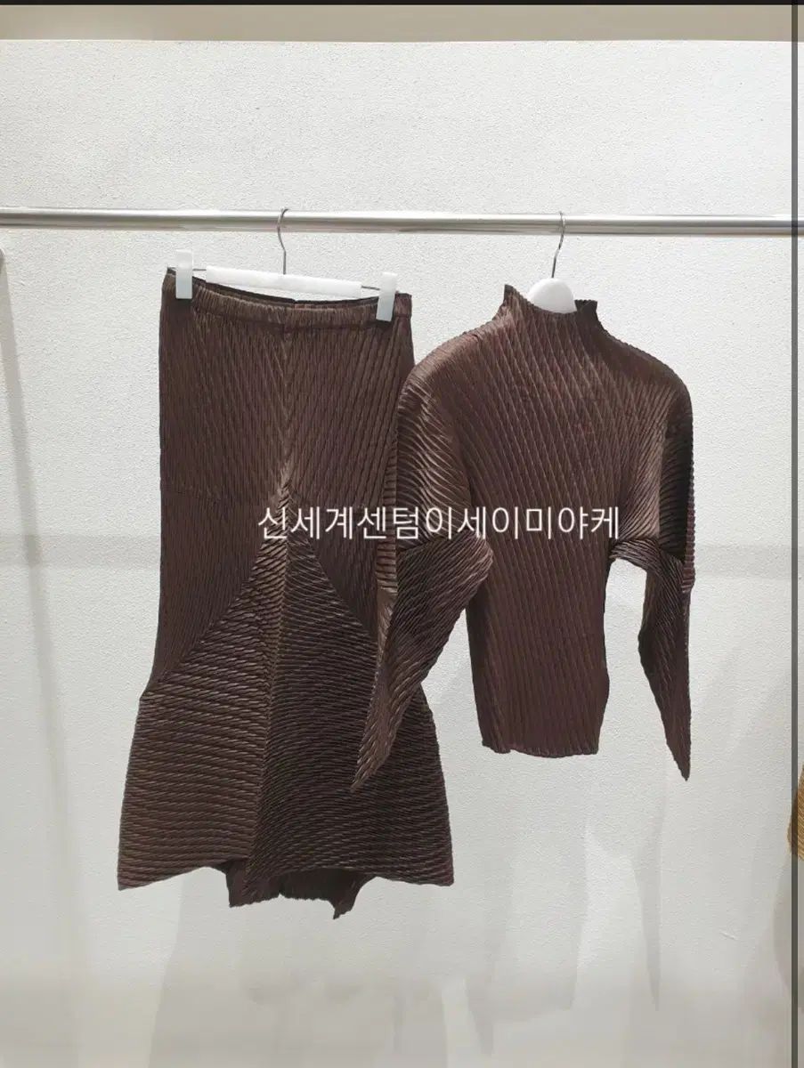 ISSEY MIYAKE イッセイミヤケ 包まれた スエード 好き プリーツ 茶色