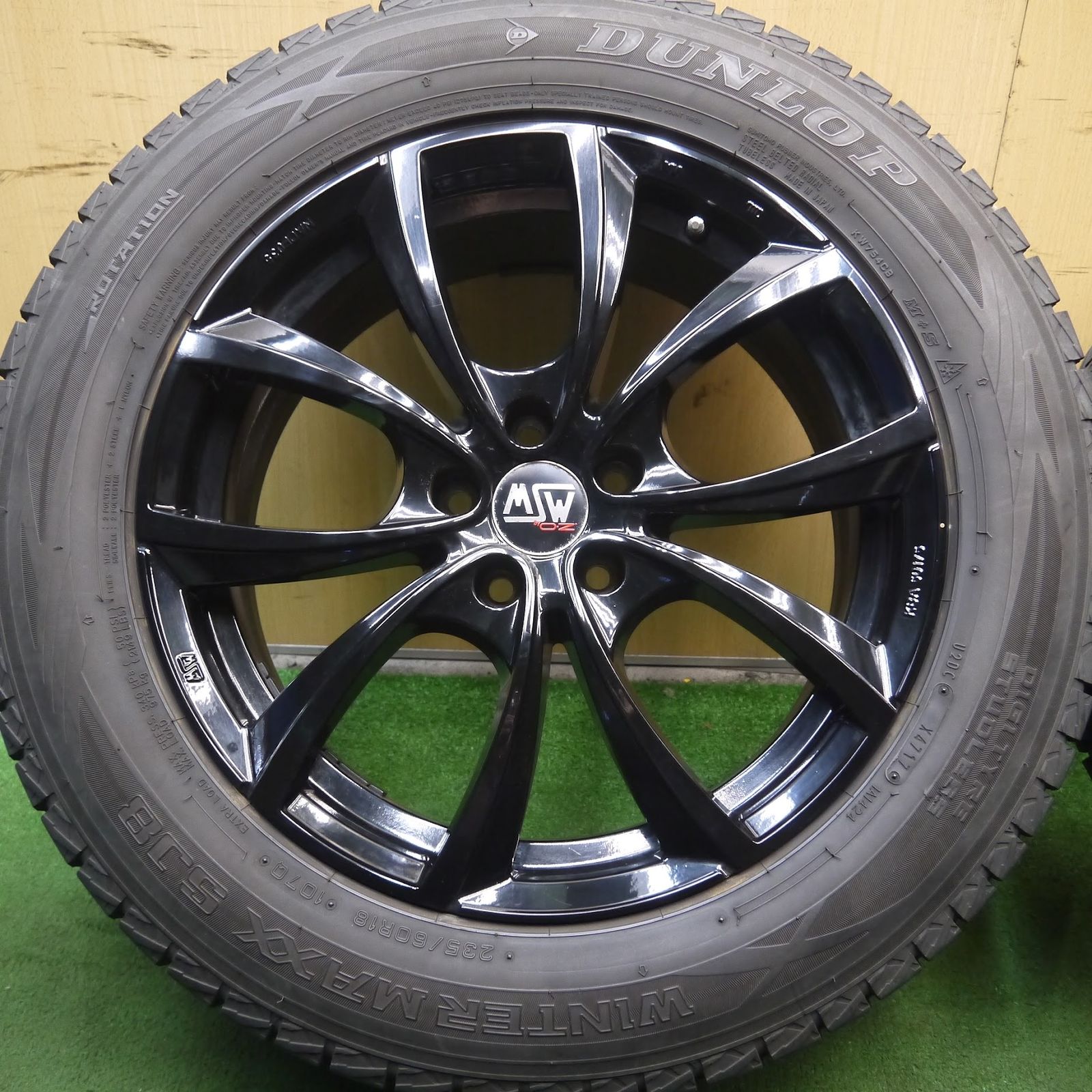 送料無料]バリ溝！キレイ！9分☆ボルボ 等 235/60R18 MSW by O 