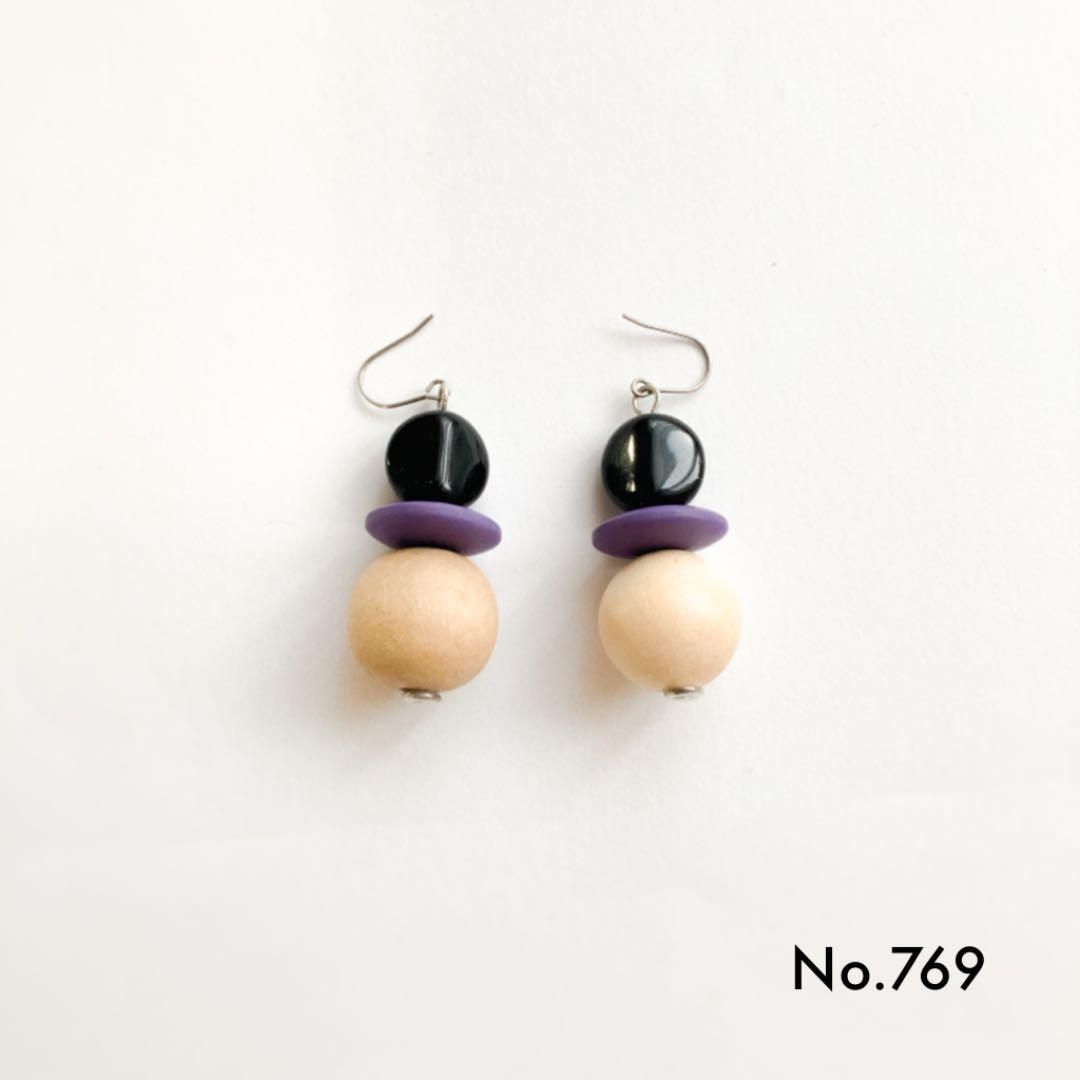 No.769:　黒と紫の天然ウッドピアス/イヤリング　小さめ　小ぶり　アジアン