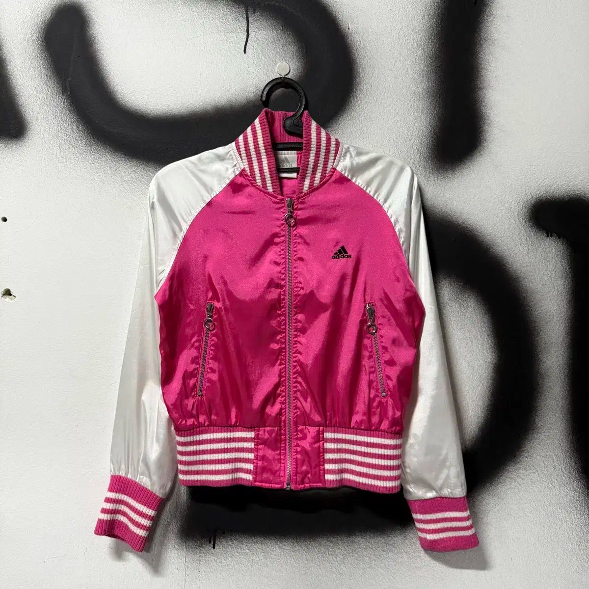 adidas 白 ピンク バイカラー オールドスクール クロップド ジップアップ ブルゾン ジャケット