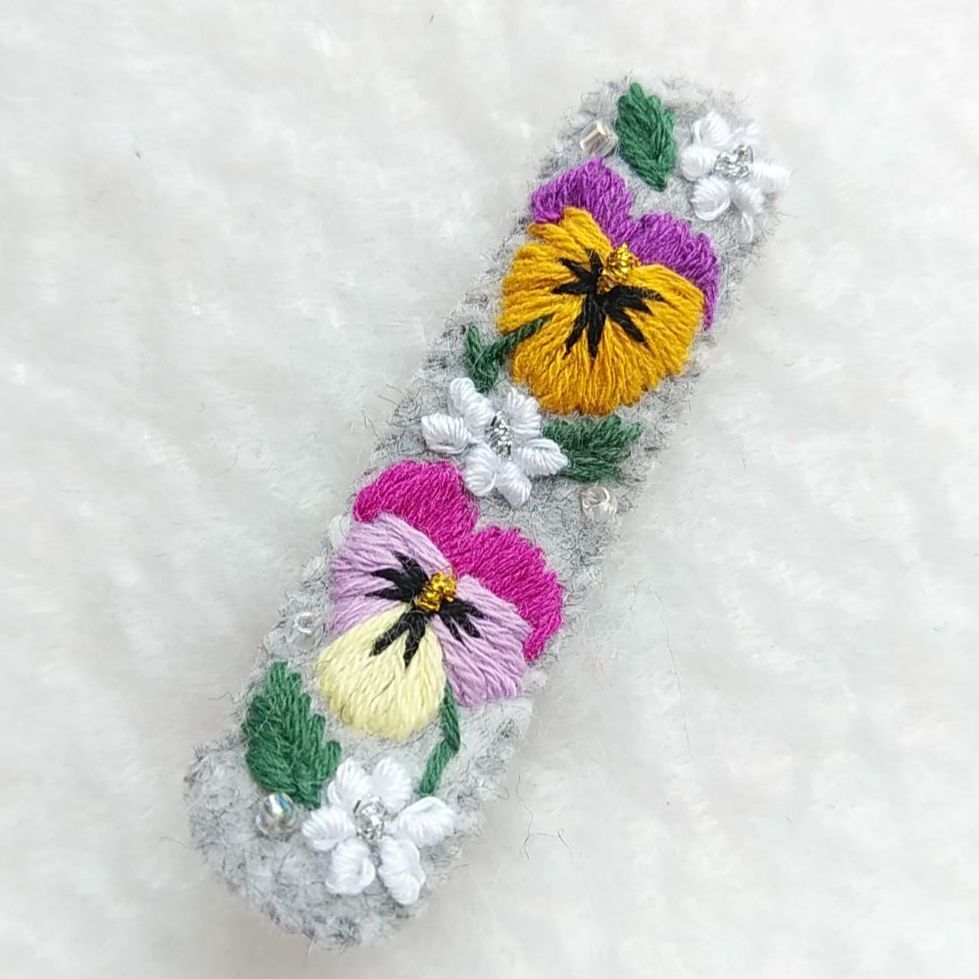 グレー☆刺繍5センチパッチンピン