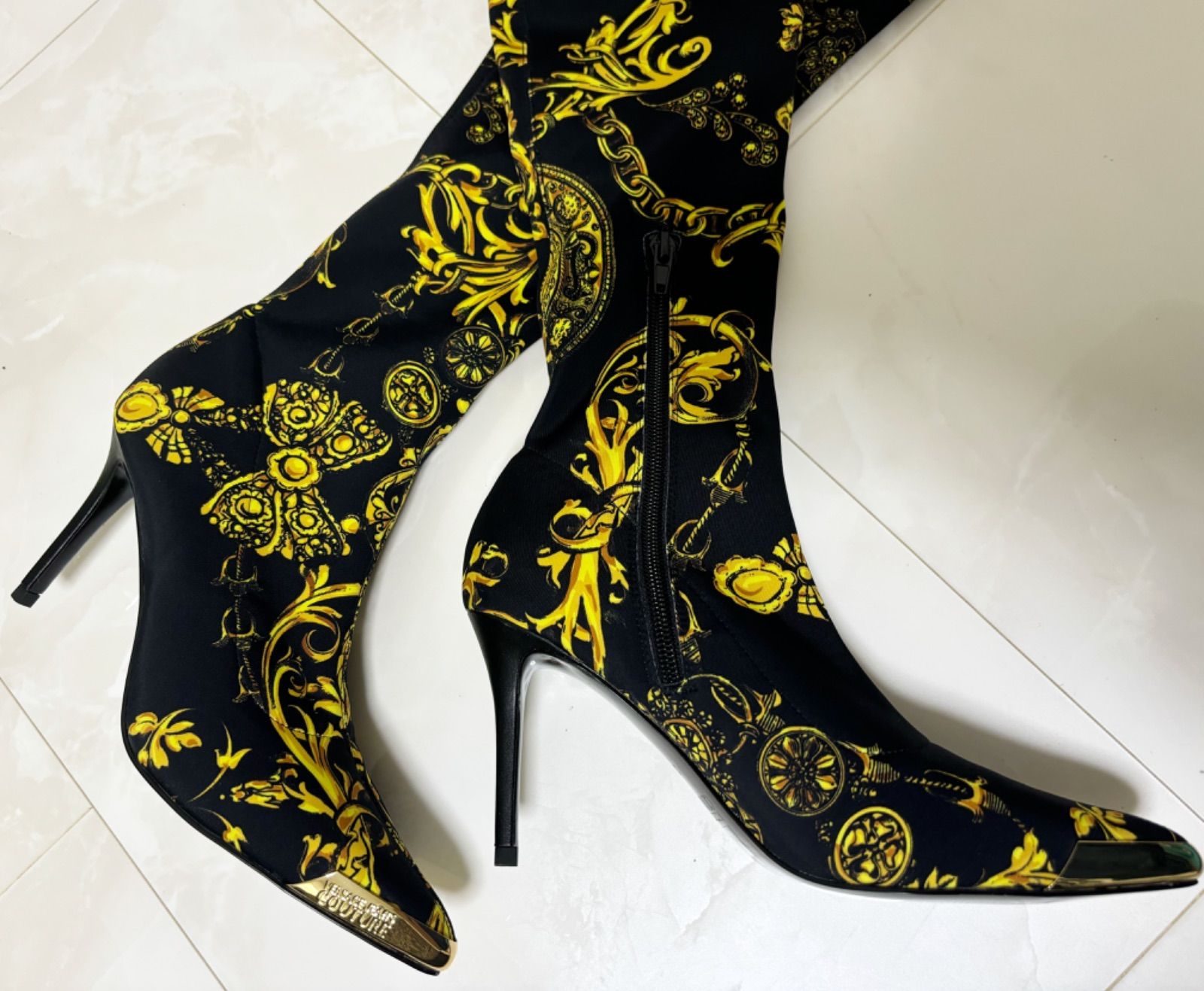 Versace Jeens Couture ロングブーツ バロック ヴェルサーチ 【公式通販】