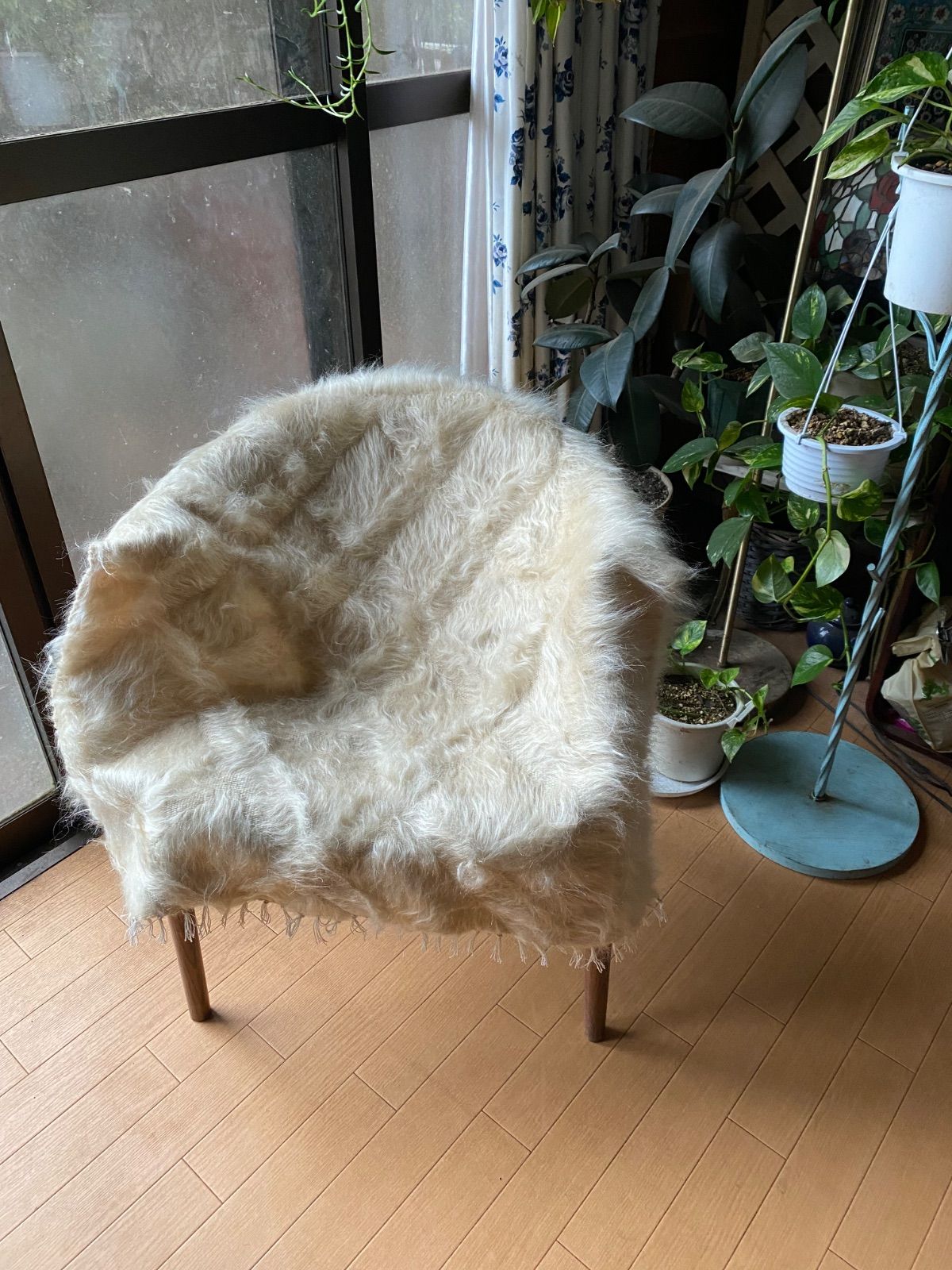 古い時代の最 のアンゴラヤギのモヘア で織られたヴィンテージ シイルトバッタニイェ79×90素晴らしいモフモフ感と艶々のモヘアの毛布 一枚あればゴージャス 毛皮よりエコで自然に優しい お部屋のインテリアだけでなく車やキャンプにも