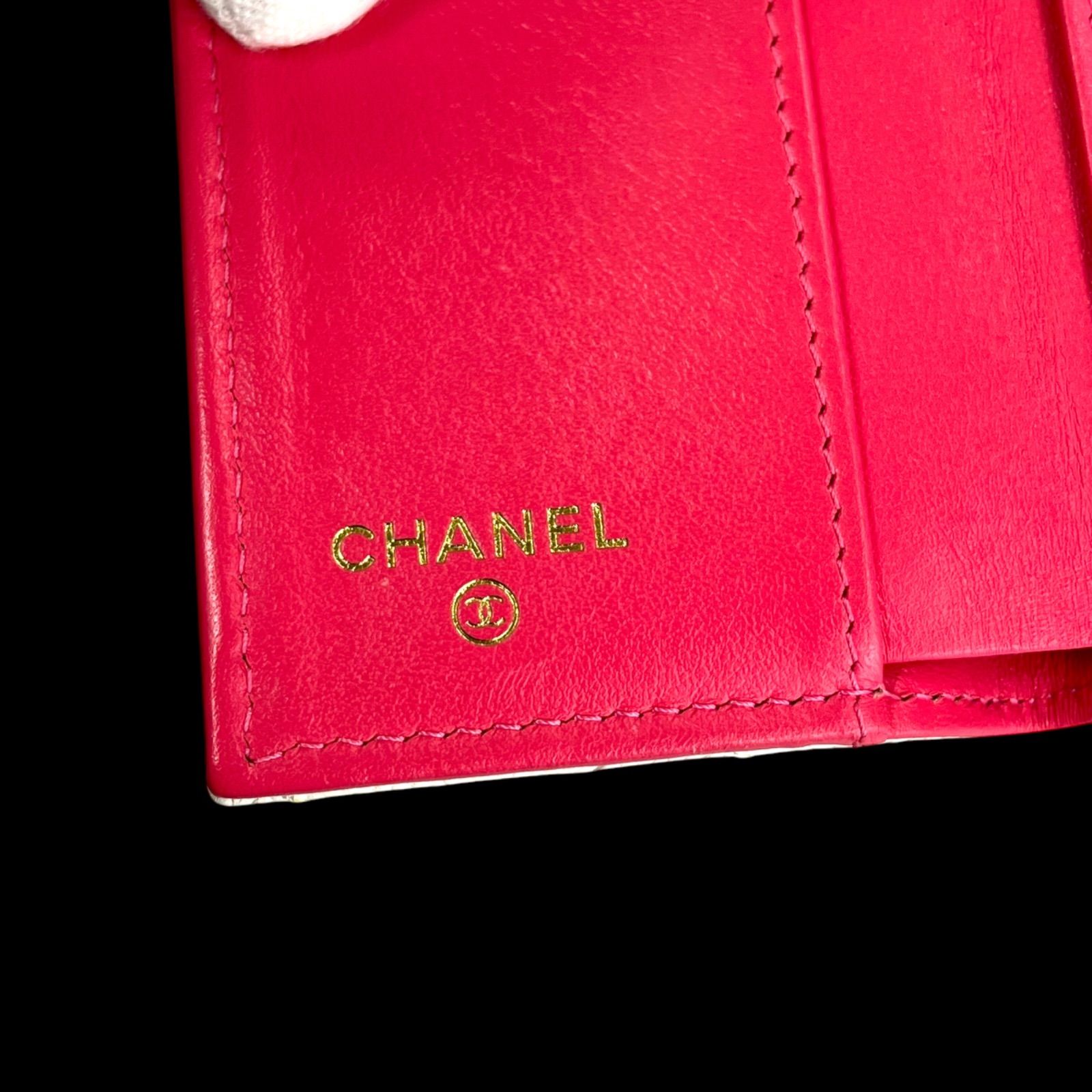 ○ シャネル CHANEL キャビア マトラッセ ホワイト、白 三つ折り財布 
