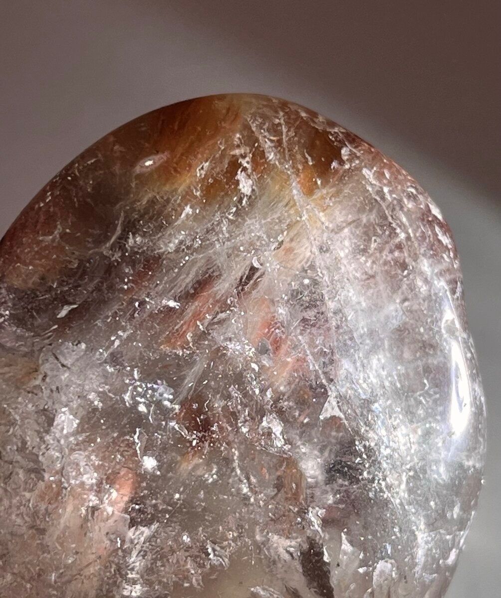 ラビットヘアー✨虹入り　アンフィボール　ルチル　タンブル ラビットヘアー 虹入り アンフィボール ルチル タンブル 原石 握り石