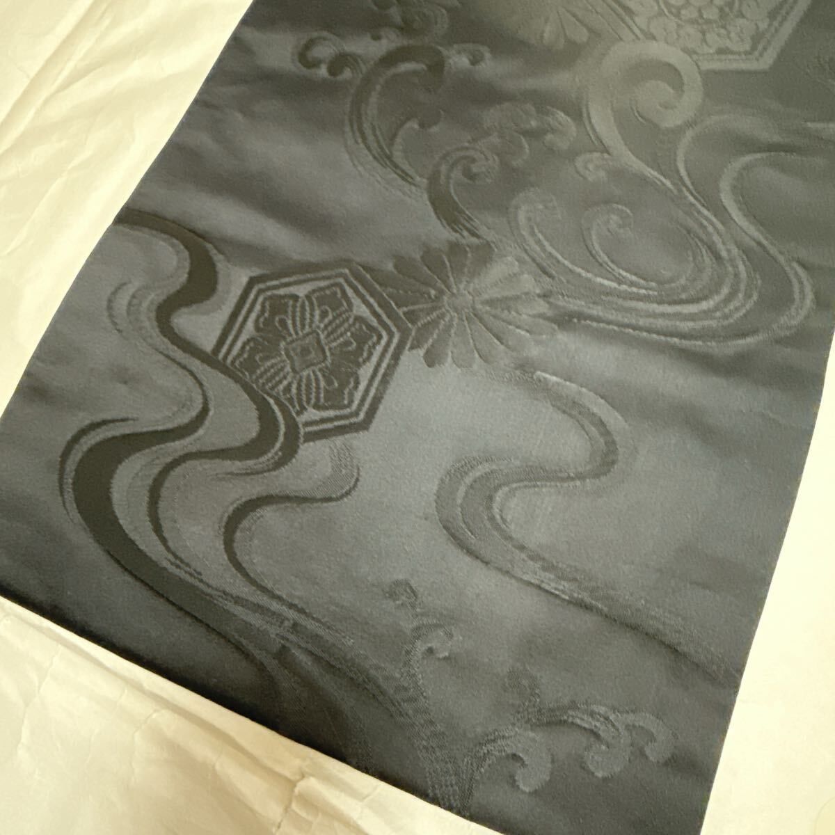 き531 【正絹風 黒地模様入り袋帯】亀甲花文様／しなやかな質感と上品