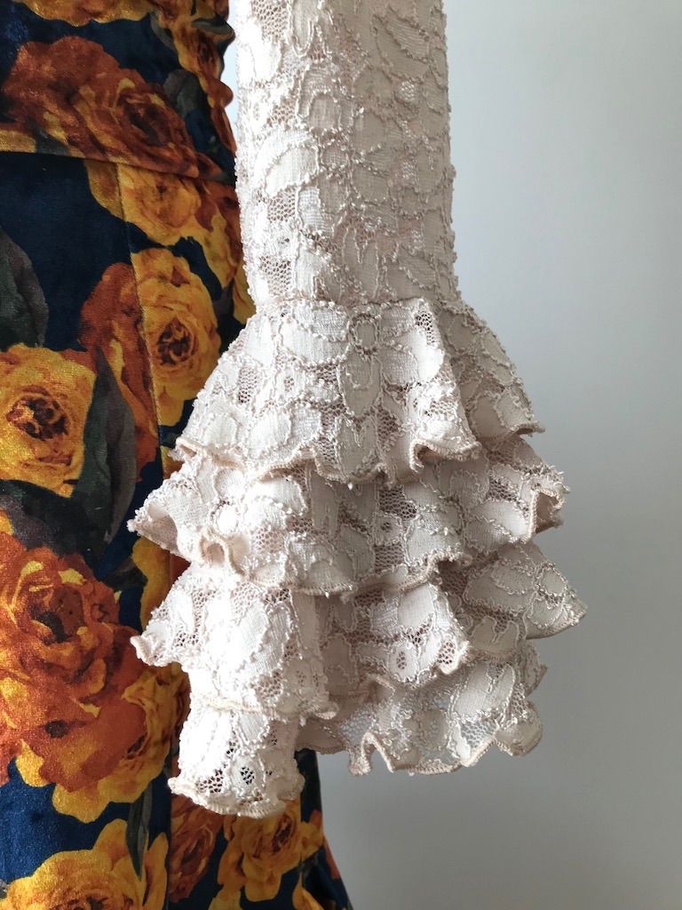 フラメンコ 総レース ブラウス ベージュ 長袖ミニ4段ボランテ　スペインMサイズ フラメンコ 総レース ブラウス ベージュ 長袖ミニ4段ボランテ スペイン