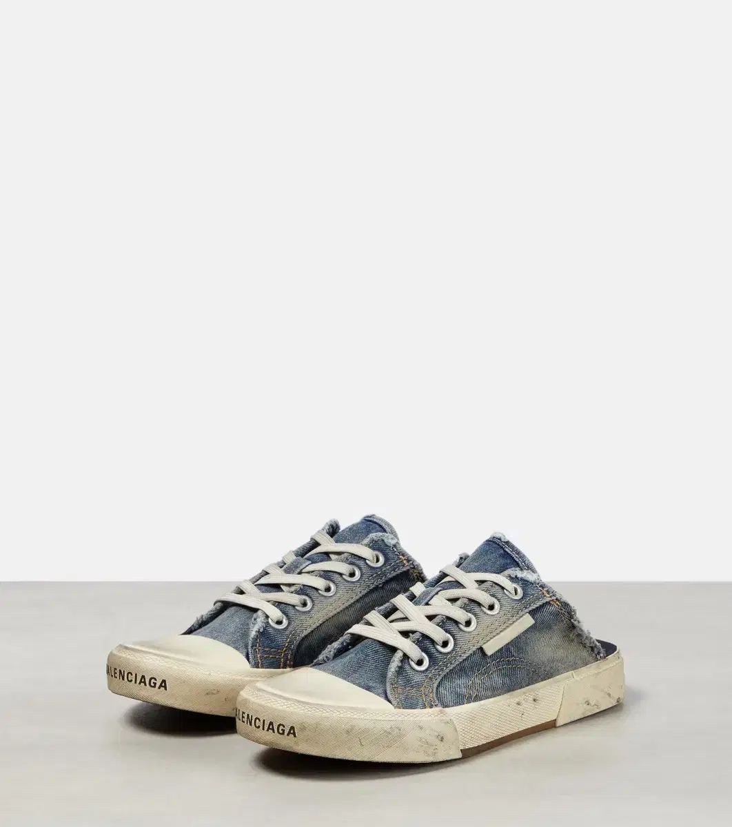 BALENCIAGA