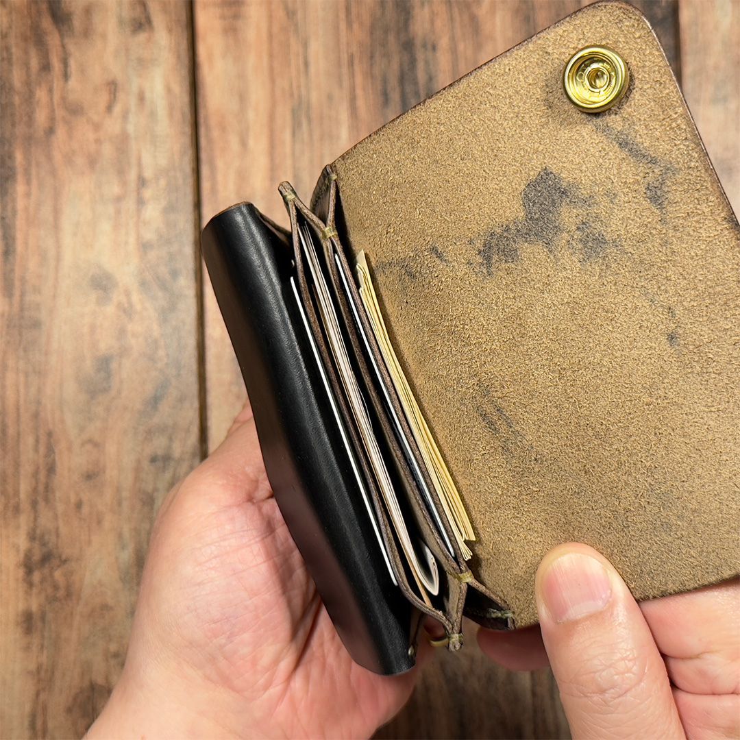 ブラック茶芯】手縫いショートトラッカーウォレット（クロムエクセル