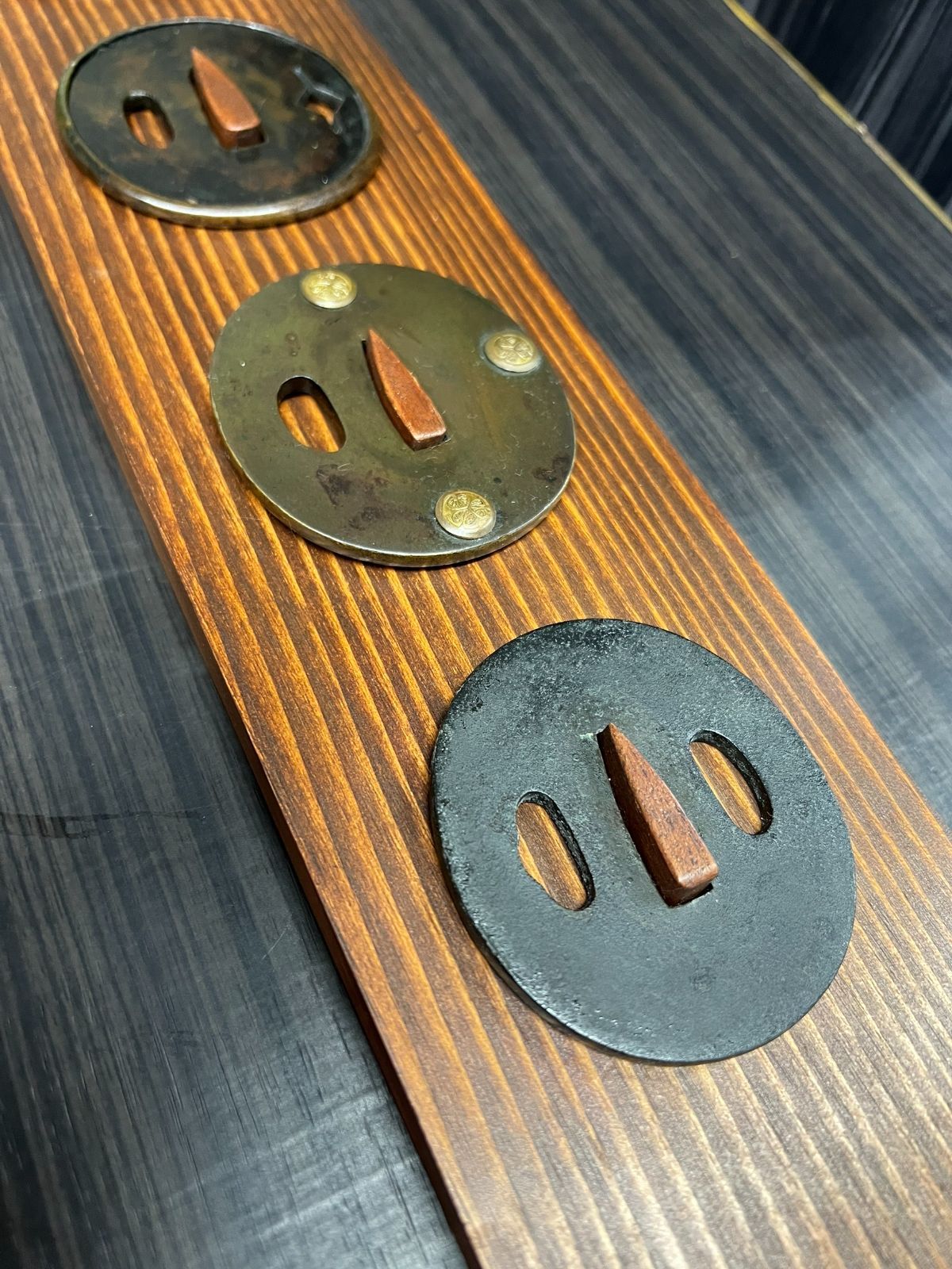 鍔 鐔 鉄地 刀装具 武具 骨董【在銘 柳川直政 翔鶴老松透鍔】(鍔箱付き) 鍔 鐔 鉄地 刀装具 武具 骨董【在銘 柳川直政 翔鶴老松透