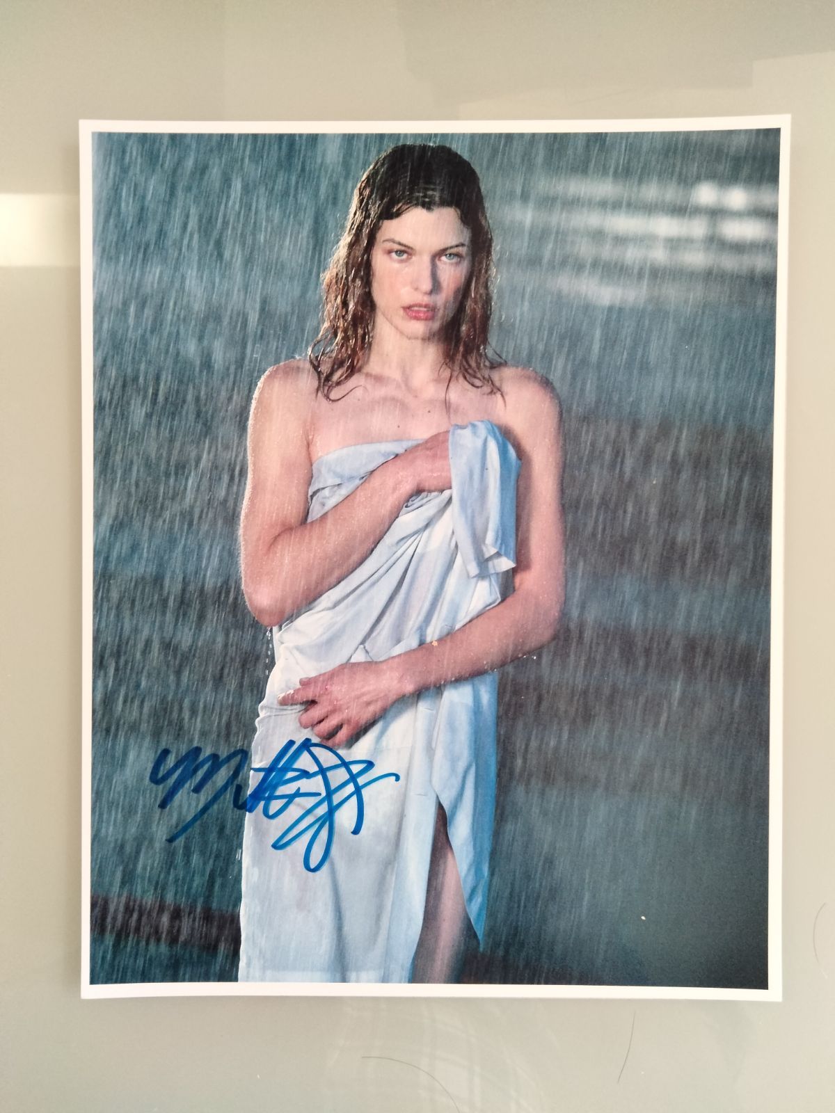 ミラ・ジョヴォヴィッチ直筆サイン入り超 特大写真…Milla Jovovich