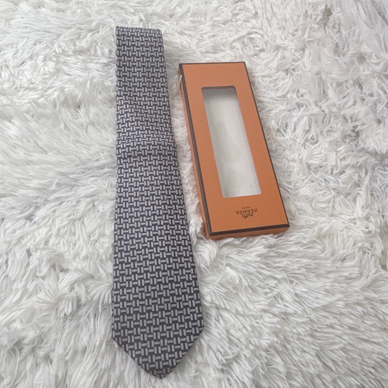 未使用保管品 HERMES 幾何学模様 ネクタイ 専用ボックス付き - メルカリ