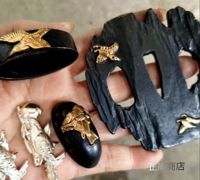 日本刀装具 刀鍔 目貫 枯れ木の皮図 鎏金彩色 刀譚 細工 絵金銀 刀剣美術 武道具