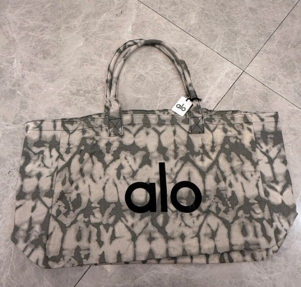 【ALO Yoga】ショッパートート Sheer Tote Bag - Black | Alo Yoga