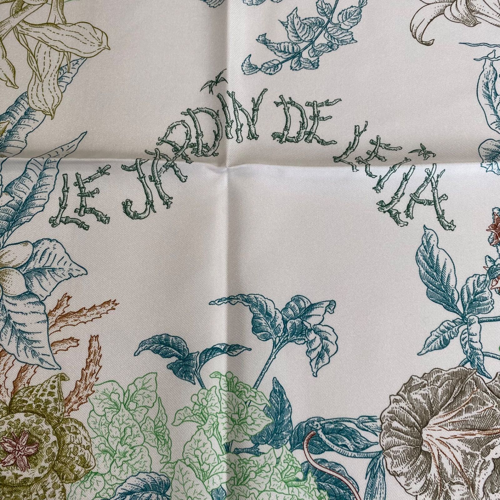 未使用品　HERMES　エルメス　カレ90　スカーフ　Le Jardin de Leila　レイラの庭　シルク100%　ホワイト　ブラウン　グリーン　 002807Sｰ14　ファッション小物　バンダナ　ストール【K49470】