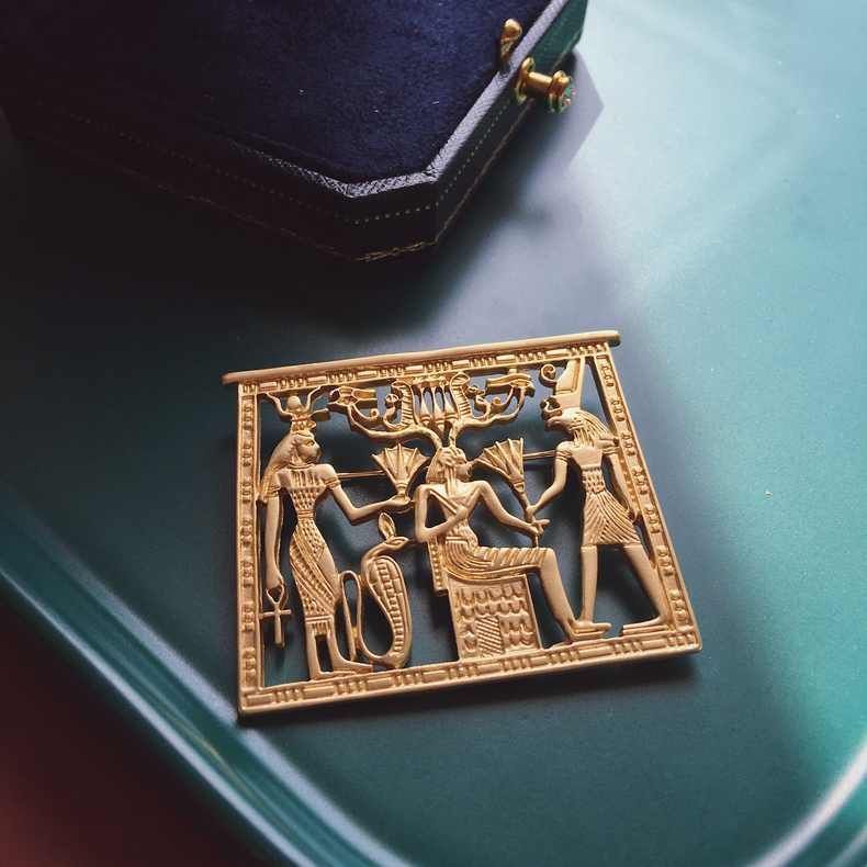 古代エジプト 壁画風 ブローチ ピンブローチ ゴールド 金色 ファラオ 神話 金 エジプト エジプト神話 イシス 死者の書 ピラミッド 開運 神 -  メルカリ
