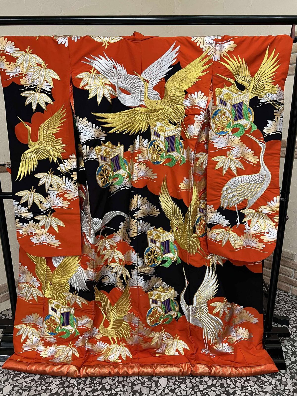 貸衣装処分品 打掛 豪華刺繍 金銀 赤黒コントラスト 金銀鶴 御所車 個性的 かっこいい