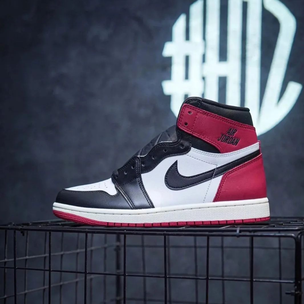 Nike Air Jordan 1 Retro High Black Toe