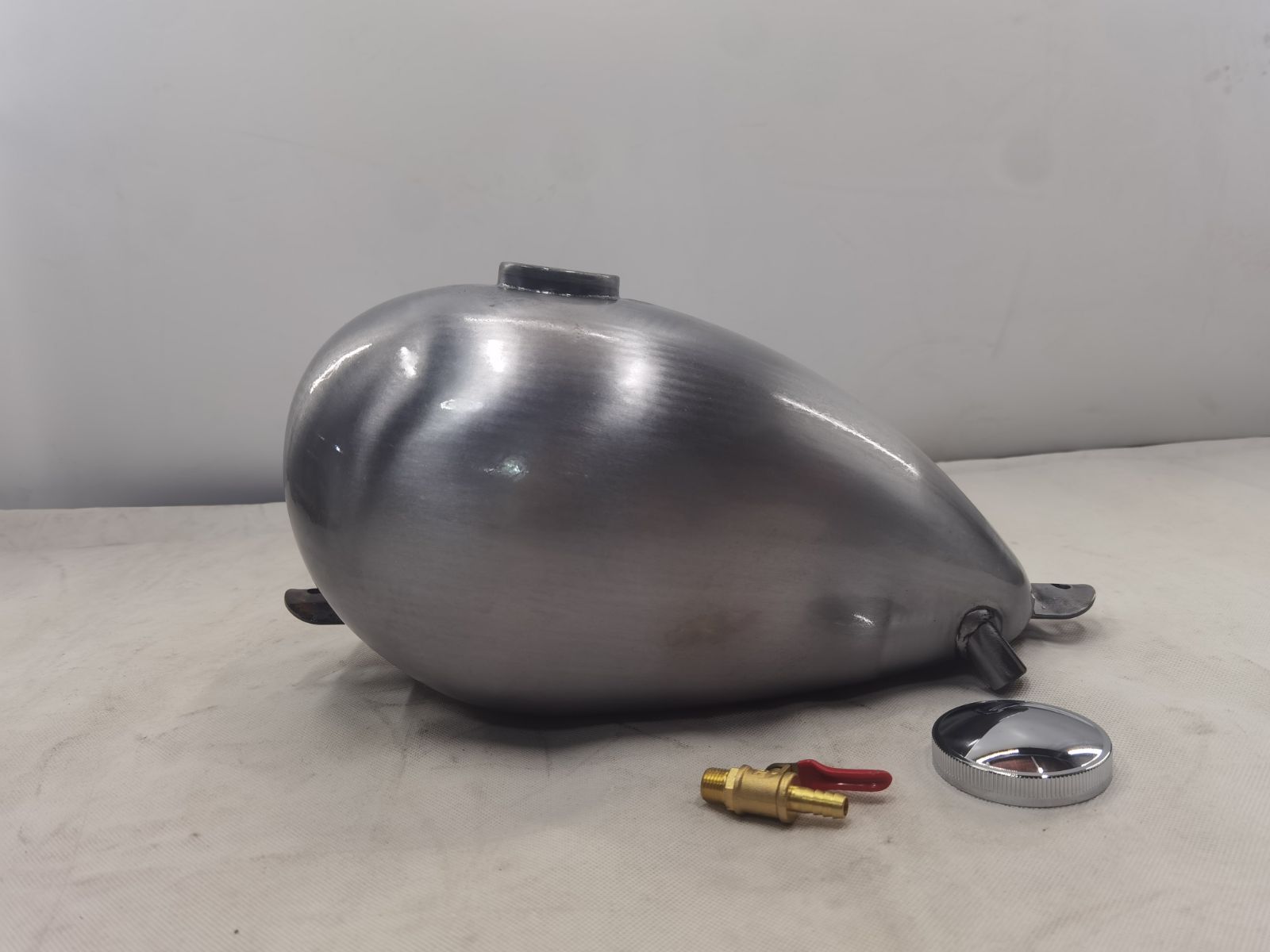 T-81 ハーレー用 汎用品 7L ガスタンクカム式 スモールタンク ピーナッツタンク カスタム タンク製作工房