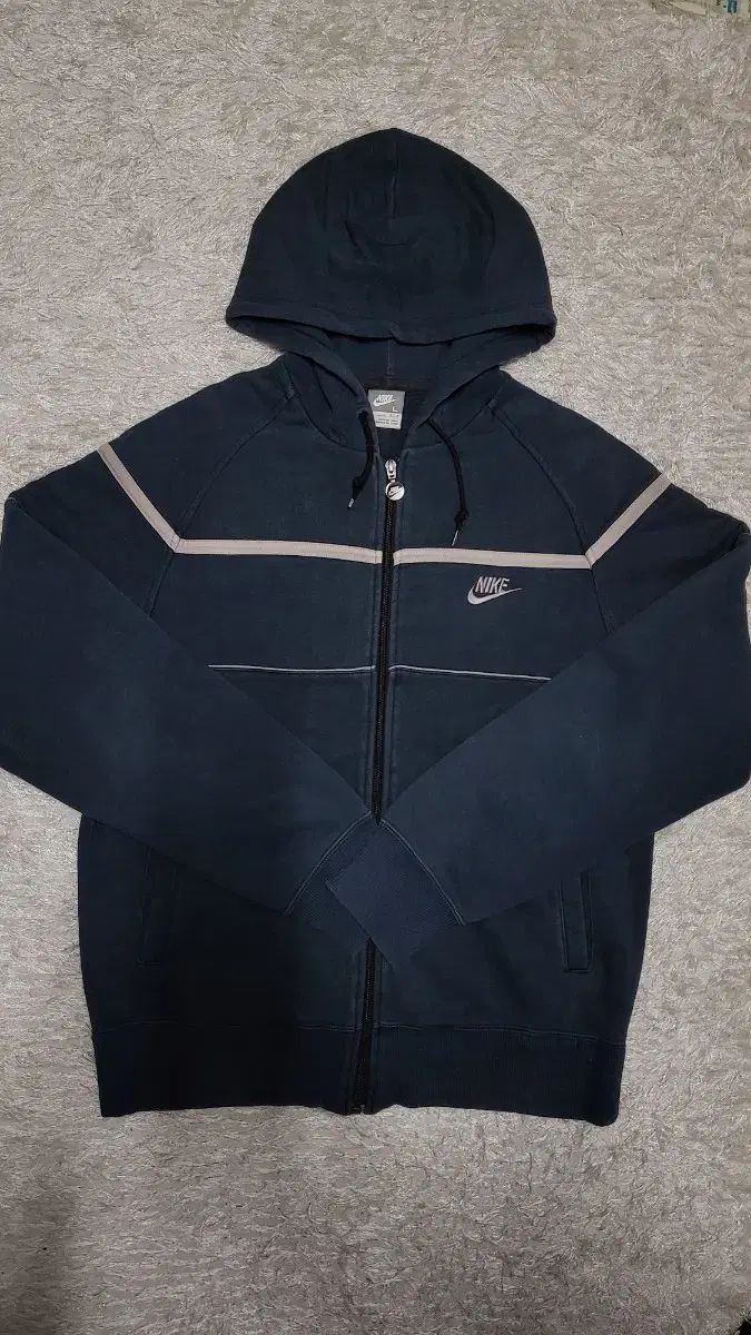 Nike(ナイキ） フード付き ジップアップパーカー ＃