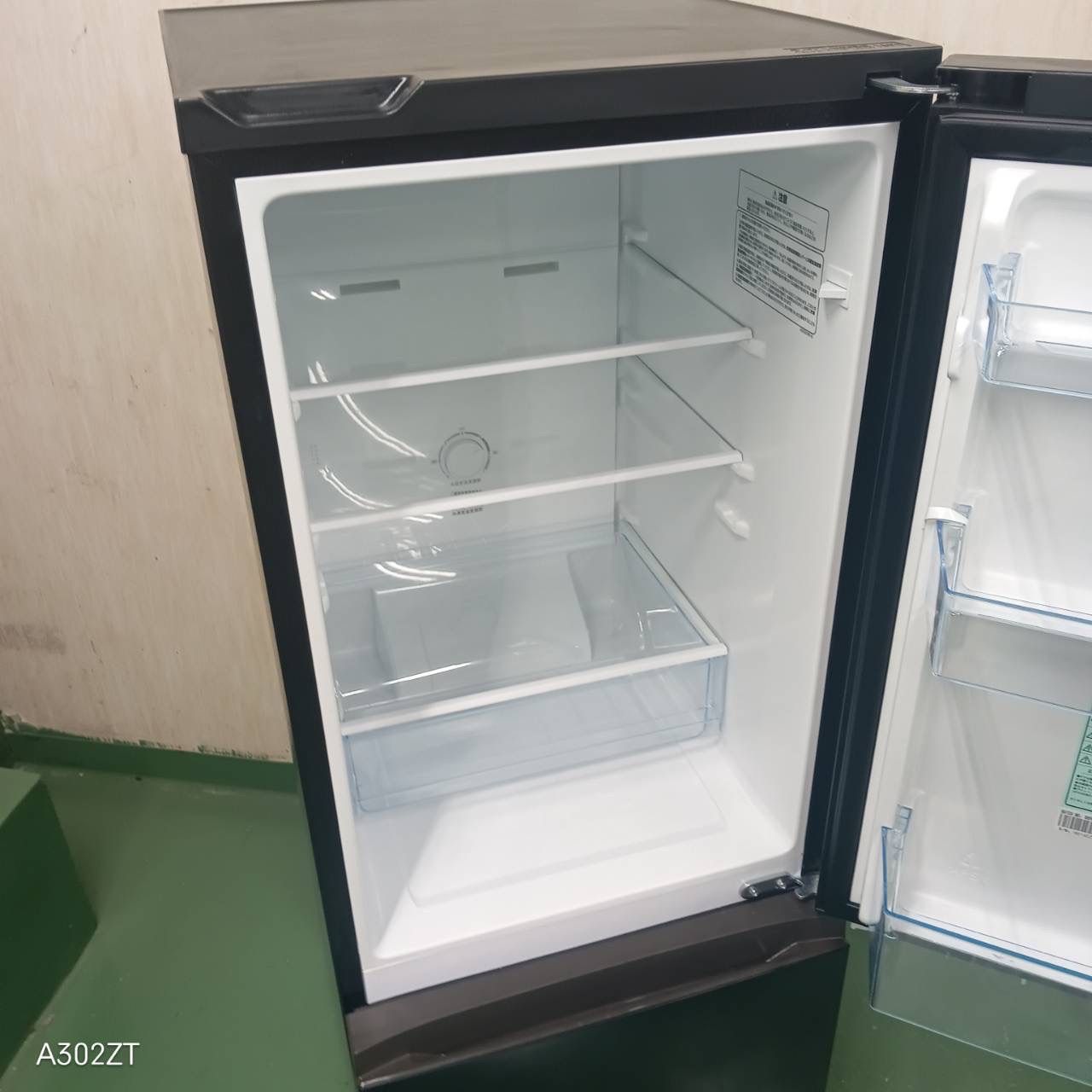 85 ブラックカラー 2025年製 大きめサイズ 冷蔵庫 162L 100L強 小型 一人暮らし 同棲使用も 右開き