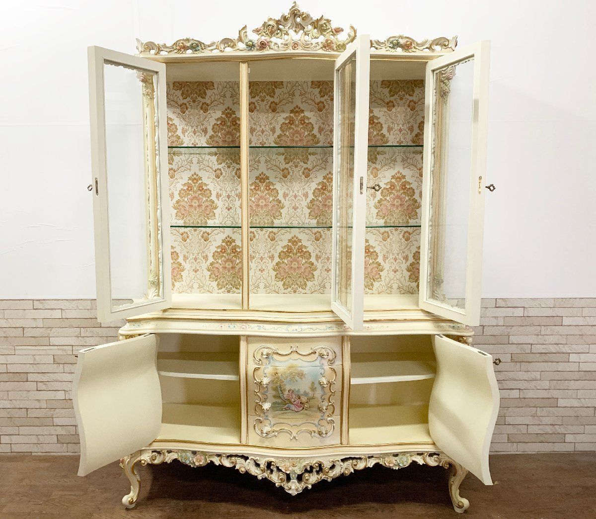 イタリア　飾り棚　マリオ・コルチャゴ　ロココ調　カップ イタリア 飾り棚 マリオ・コルチャゴ ロココ調 カップ イタリア 飾り棚