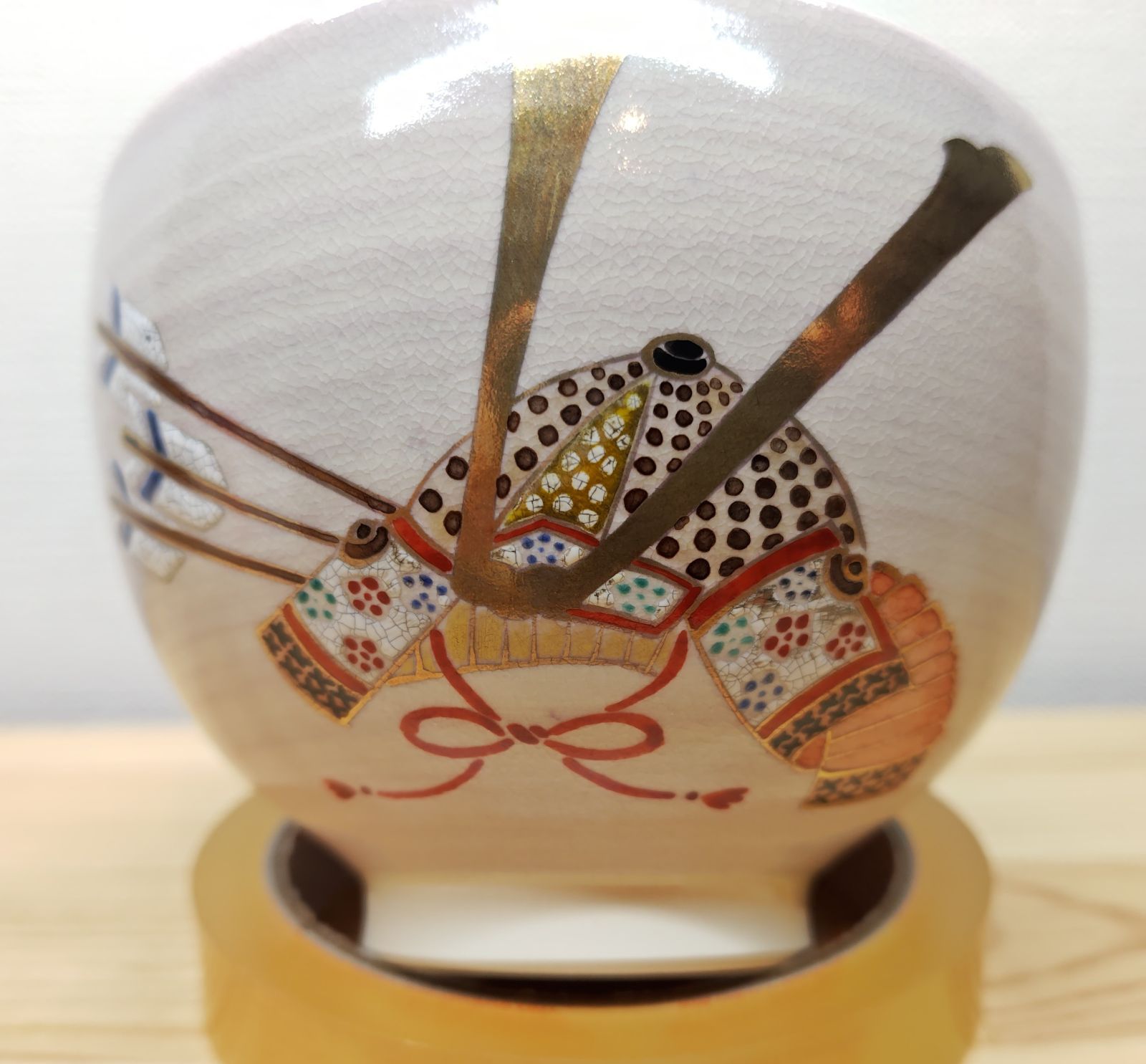 送料込【逢絢亭・新品】茶道具 茶碗 京焼 茶釉 兜の図 見谷福峰 紙箱入り 逢絢亭・新品】茶道具 茶碗 京焼 紫釉 兜の図 見谷福峰 紙箱入り