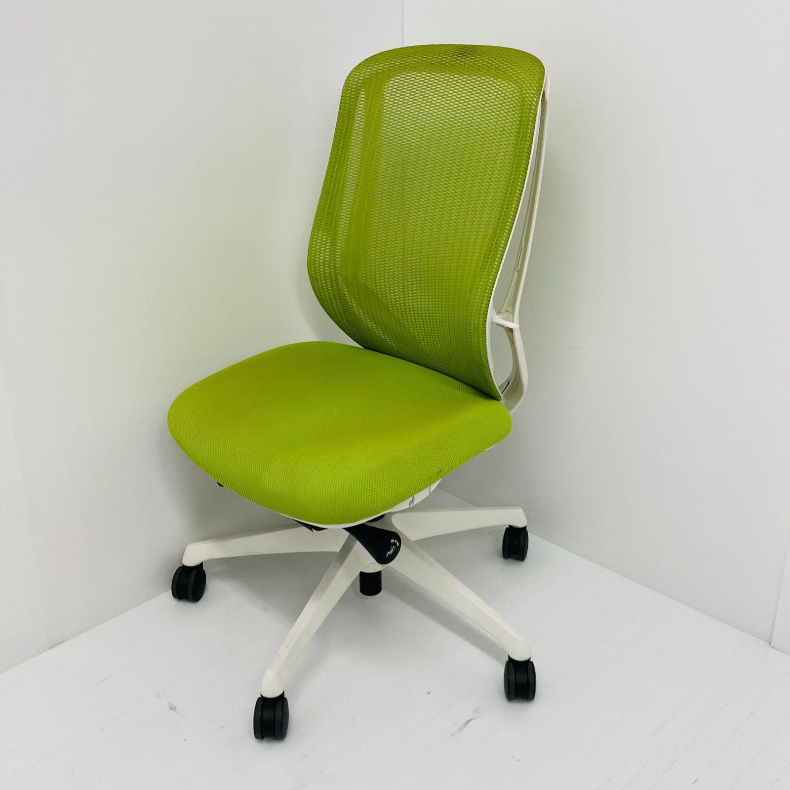 取付無料！カリモク チターノ 肘掛付おしゃれブラウン回転式ダイニングチェア✨ 取付無料！カリモク チターノ 肘掛付おしゃれブラウン回転式