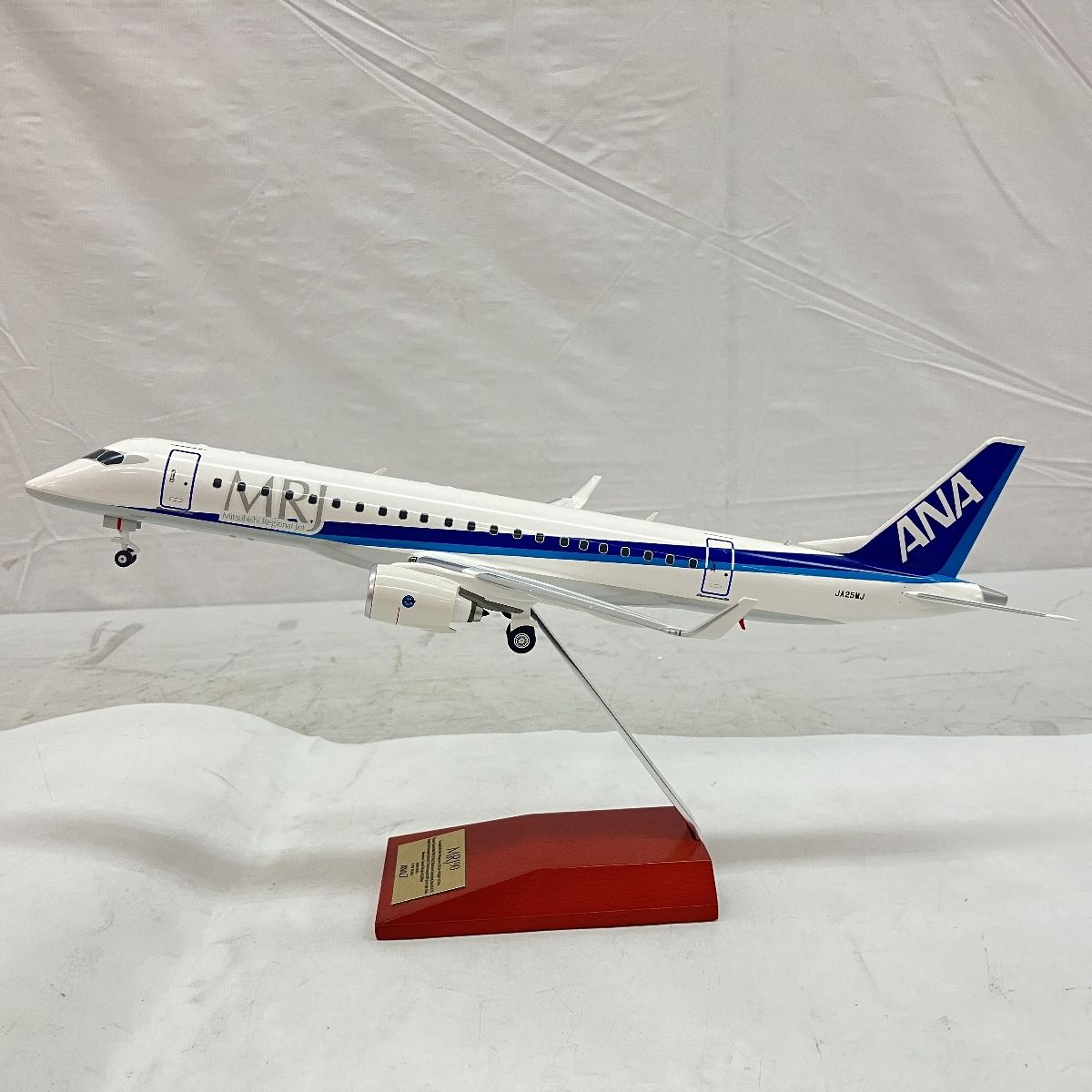 全日空商事 MRJ90 パリ エアショー 展示機 1/100 完成品 飛行機 模型 ANA 全日空 中古 C9329406 - メルカリ