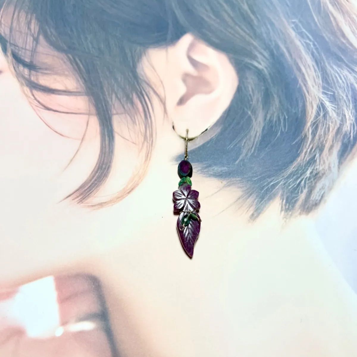 14kgfルビーインゾイサイトプルメリアリーフカービングピアス/