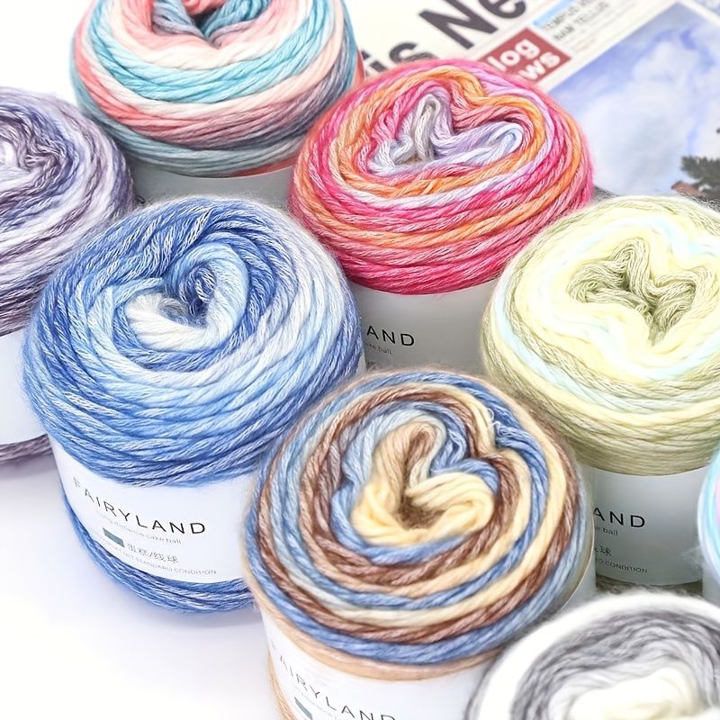 4本セットの生産性の高い糸、60%アクリル、30%ポリエステル、10%ウールで構成されており、DIYで作るニットやクロchet用のスウェーターとスカーフに最適で、各3.53オンス。