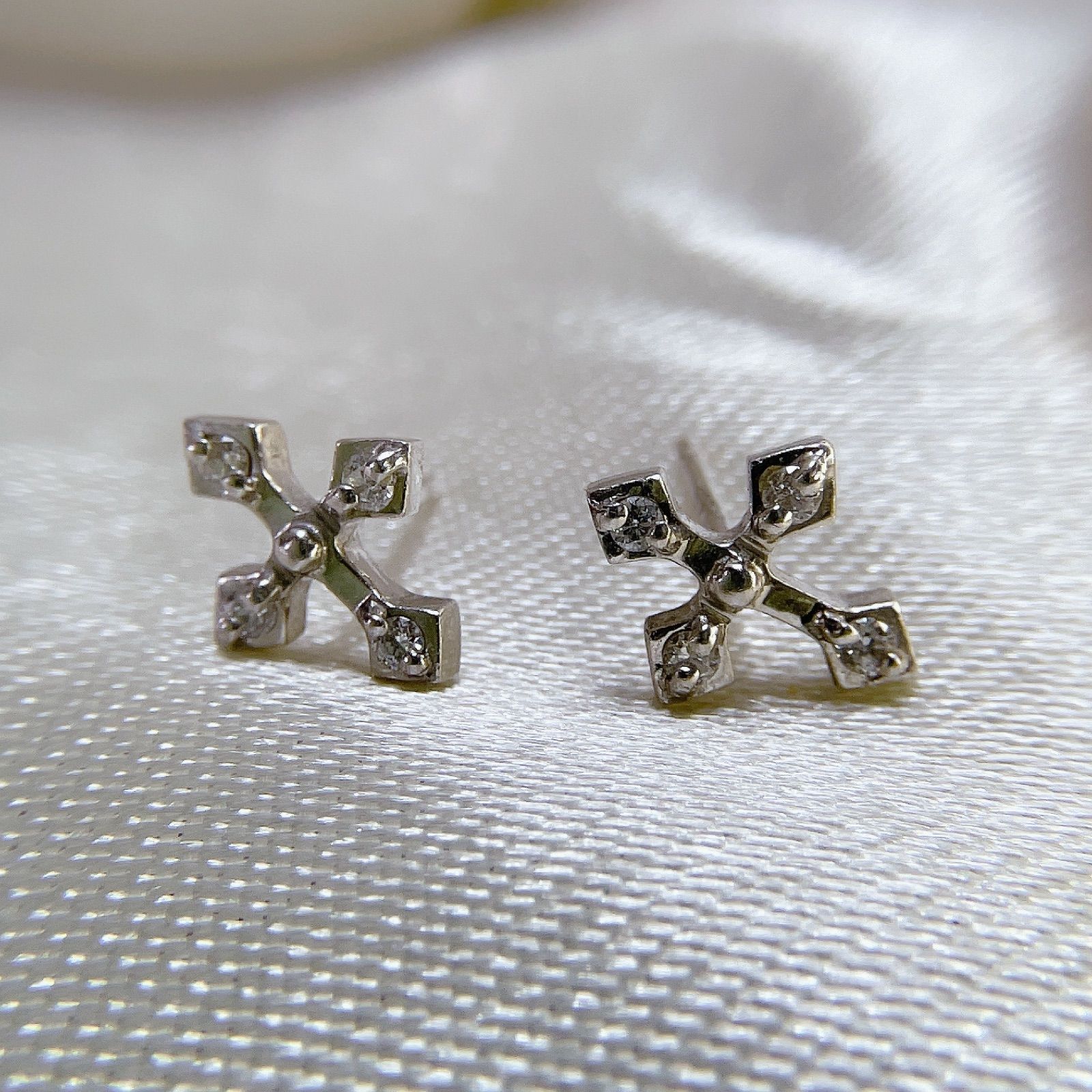 PT900ダイヤモンドピアス♡ クロス 計0.1ct-