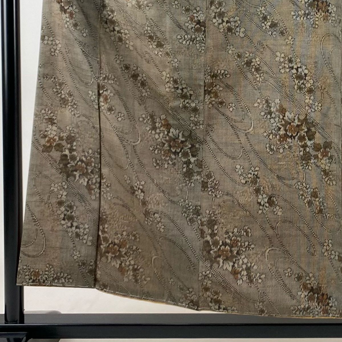 紬 身丈162cm 裄丈67.5cm L 袷 花鳥 寄せ柄 出会っ 焦茶色 正絹 