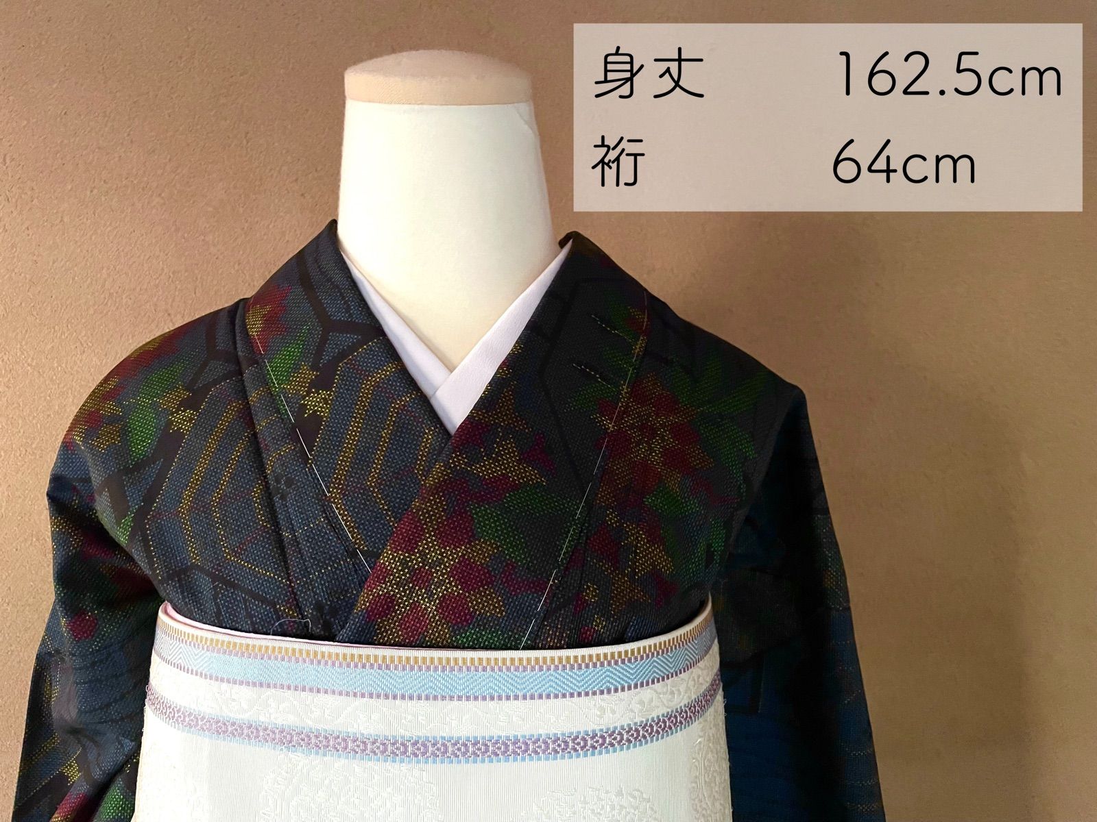 紬 着物 幾何学模様に花 紺色x黒色 正絹 袷 広衿 カジュアル 仕立て