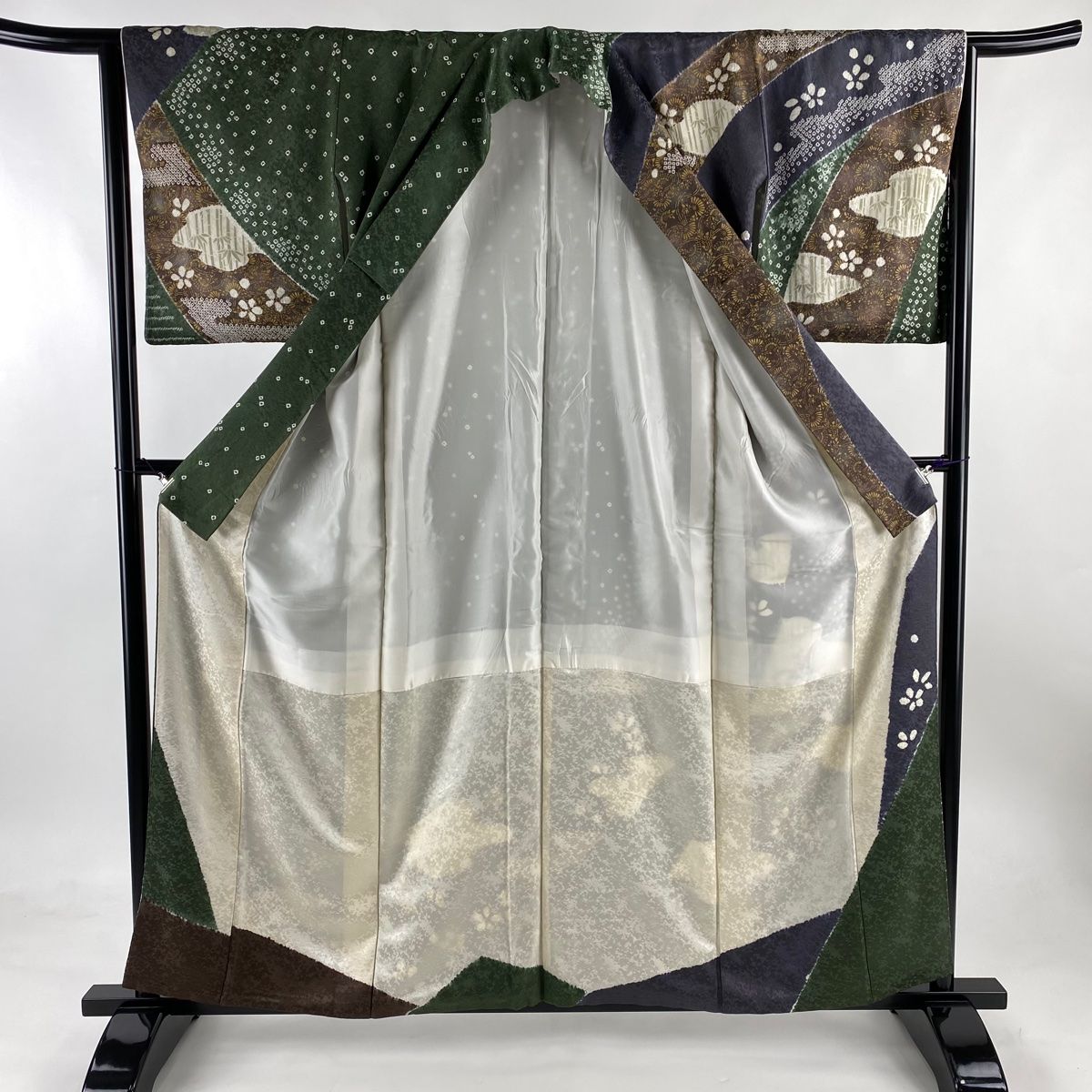 女優画⑧ 額装品　額縁寸法34cm×25cm　カラー着色　サイン付き 華徒然×吉木千沙都 黒/白 桜柄/ボタン柄 大人っぽい スッキリ