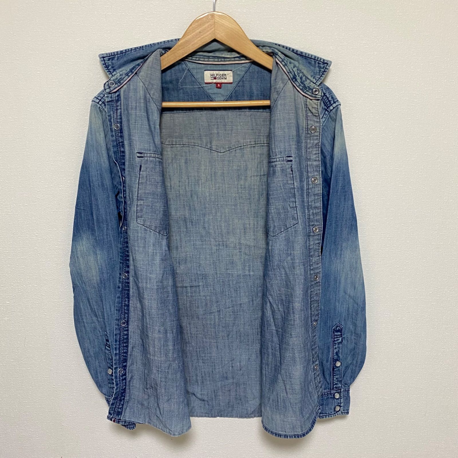 (^w^)b TOMMY HILFIGER DENIM トミーヒルフィガーデニム デニムシャツ シャツ コットン 綿 100% ウエスタン ボタン ロゴ  ワンポイント インディゴ ブルー ヴィンテージ感 アメカジ ストリート 羽織 フェード メンズ サイズS