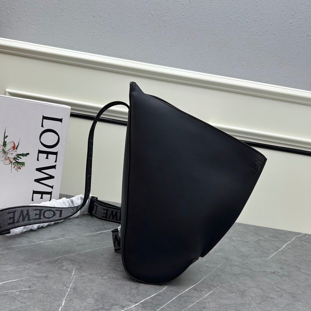 LOEWEアントンスリングソフトグレインカーフレザー ダークモス 