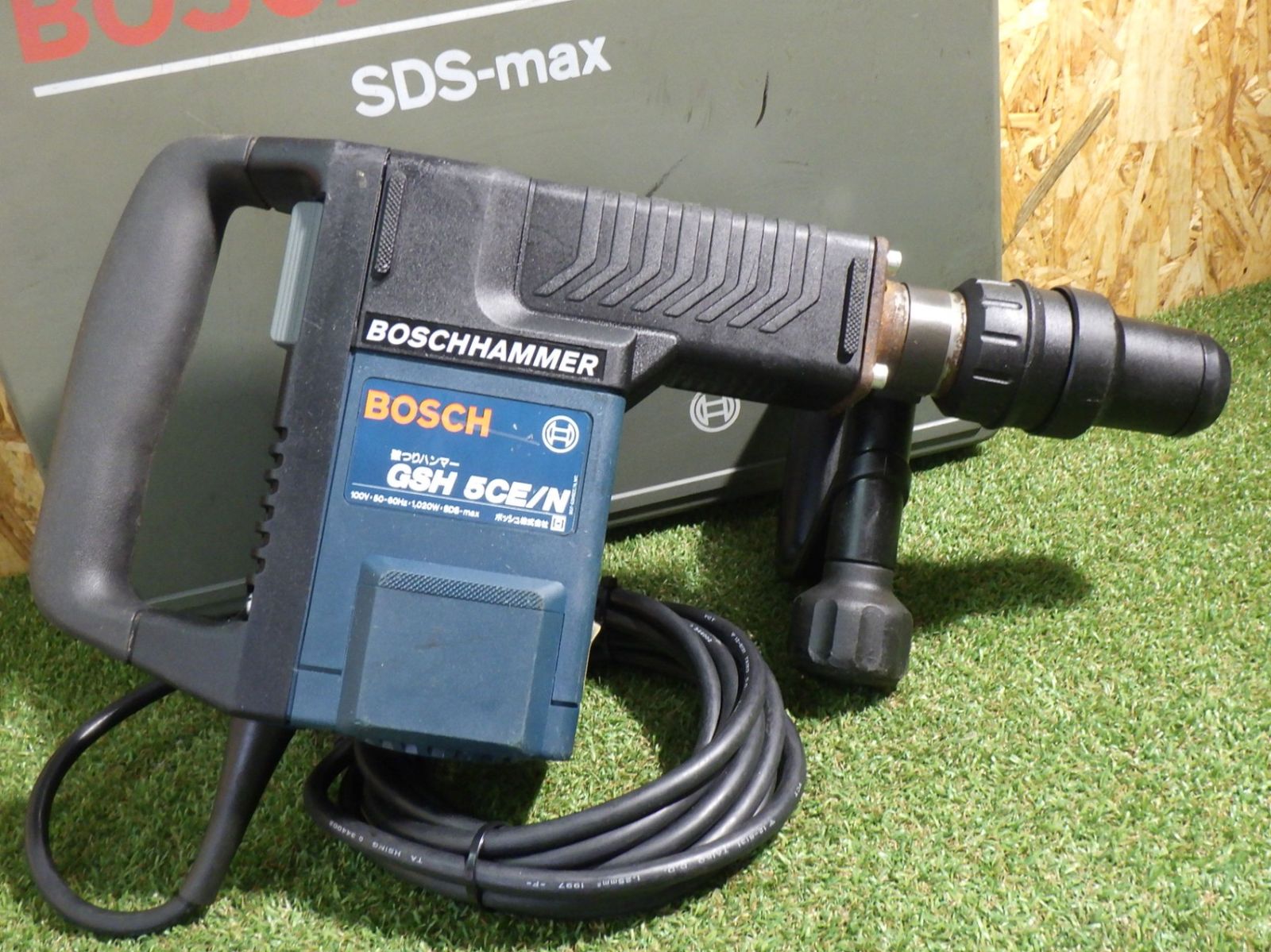 コンクリートの破つり作業などに