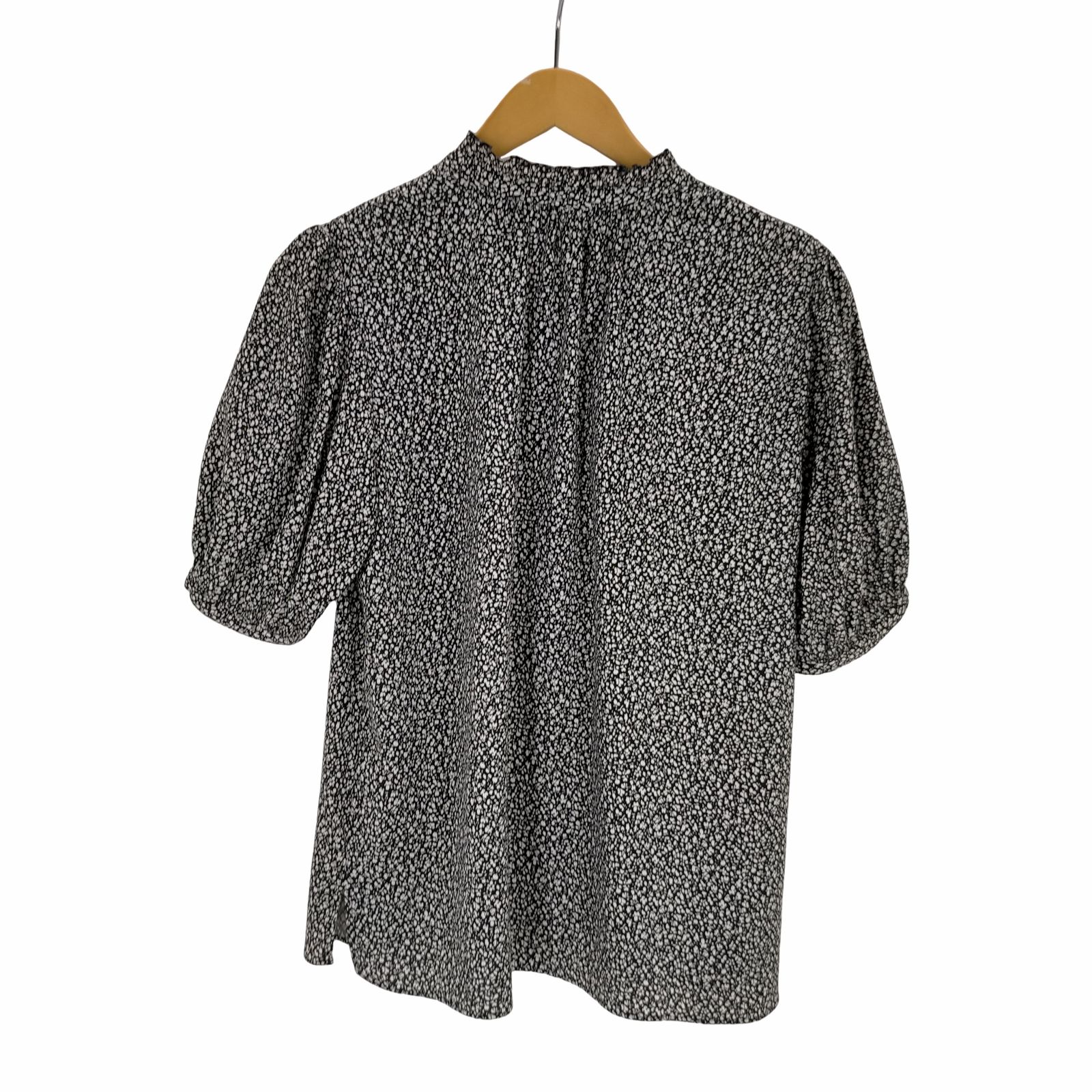 タグ付き【23区】バックサテンアムンゼン プリント フリル ブラウス　38 ニジュウサンク 23区 22ss バックサテンアムンゼン プリント フリル