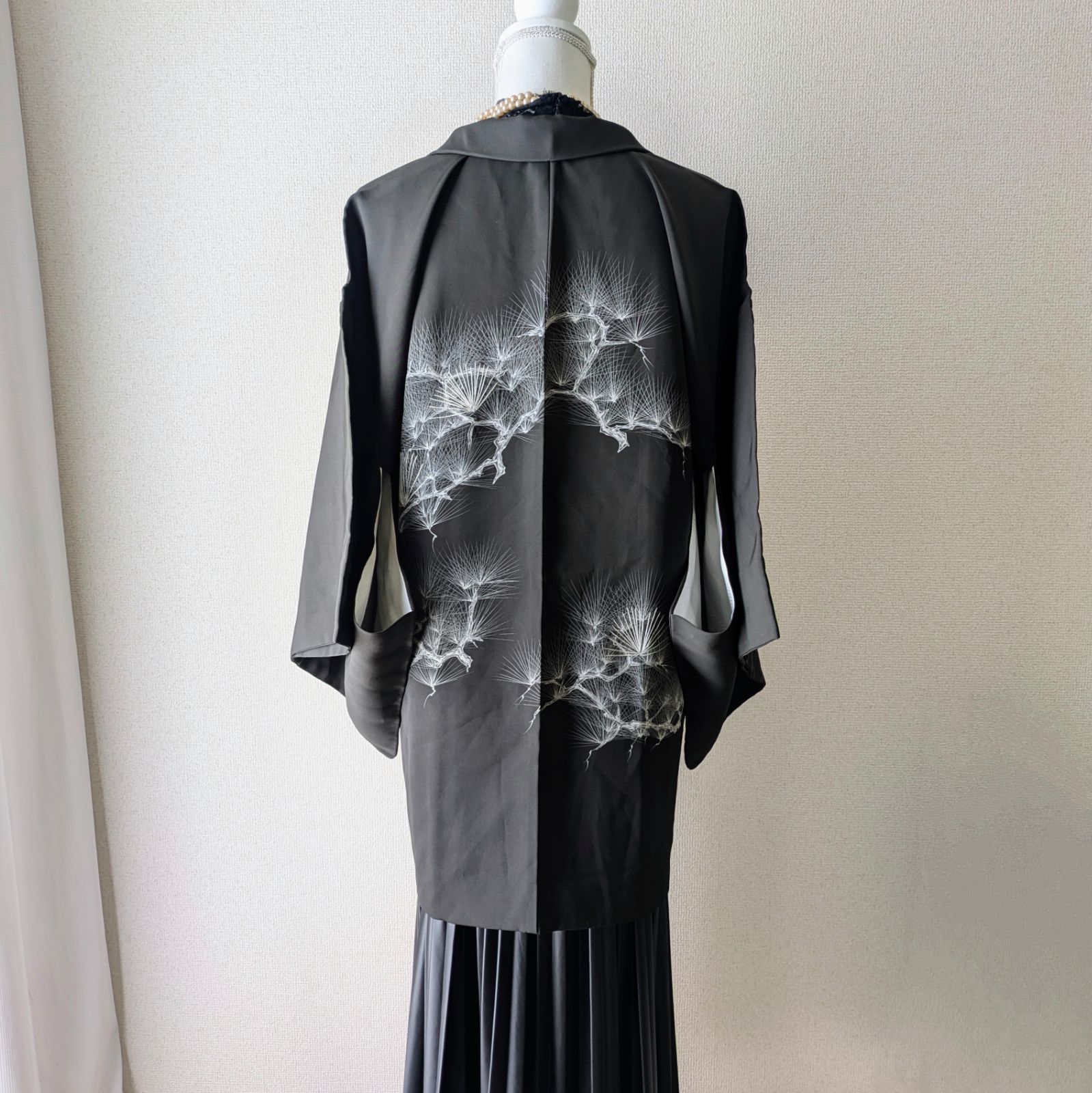 Japanese Vintage Haori Long Chirimen Black White pine Pattern Silk Kimono Gown Old-ⅽloth 長羽織 羽織 正絹 縮緬 黒 白松 刺繍 古布 時代布 大正浪漫 和洋折衷