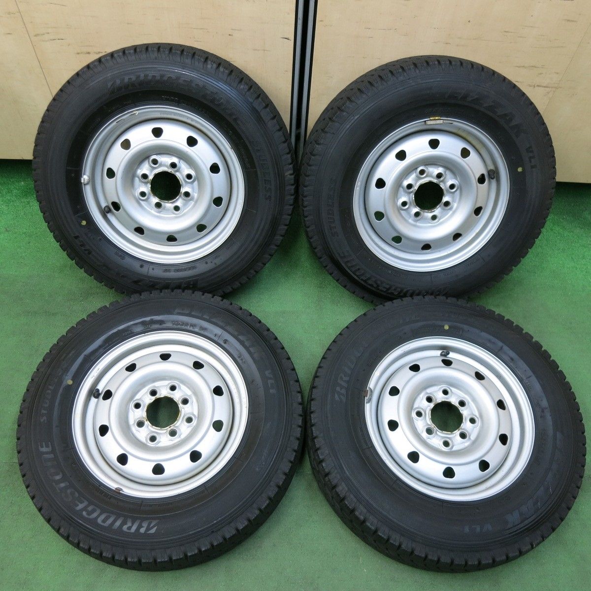 ブリヂストン BLIZZAK VL1 165R13 6PR 4本 9.5分溝2本と9分溝2本 ブリヂストン BLIZZAK VL1 165R13 6PR 4本 9.5分溝2本と9分溝2本