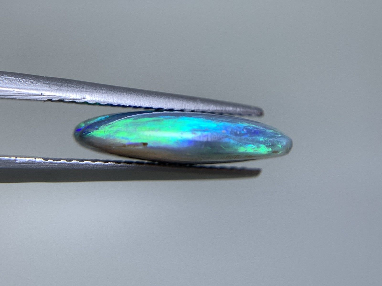 ブラックオパール 天然 4.268ct 中央宝石ソーティング付き 16.0㎜×11.9㎜×3.8㎜ ルース 裸石 6740Y FORTGASGNV_COM_BR